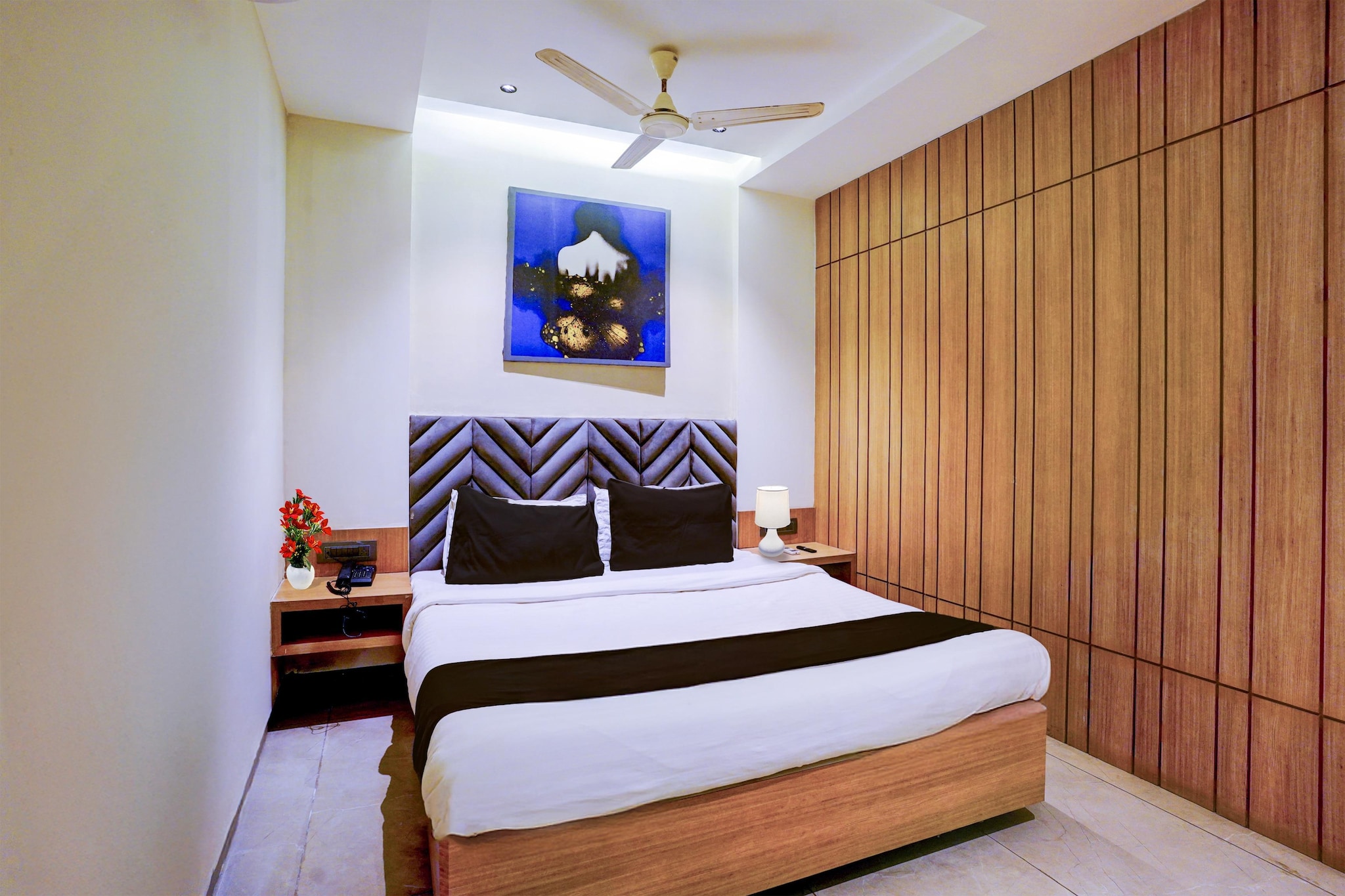 Located within 43 km of Indian Institute of Technology, Bombay and 45 km of Powai Lake, Townhouse Oak New Nashik Highway Kalyan Bhiwandi provides rooms with air conditioning and a private bathroom in Padghe. With free WiFi, this 4-star hotel offers room service and a 24-hour front desk. The hotel features family rooms.

Guest rooms at the hotel are equipped with a seating area, a flat-screen TV with satellite channels and a private bathroom with free toiletries and a bath or shower. All guest rooms include a desk.

Phoenix Market City Mall is 48 km from Townhouse Oak New Nashik Highway Kalyan Bhiwandi, while Vashi Railway Station is 44 km away. Chhatrapati Shivaji International Mumbai Airport is 47 km from the property.

Unmarried couples are warmly welcome at this property.
Guests with local ID proof are warmly welcome.
Apologies, but we are currently unable to host foreign nationals at this property.
Early Check-In Policy: A full day’s room rate will be charged for check-ins before 6:00 AM. Complimentary early check-in is available between 6:00 AM and 10:00 AM, subject to room availability.
 
Check-in is only available to guests aged 18 and above. Please provide a government-issued ID to confirm your age.