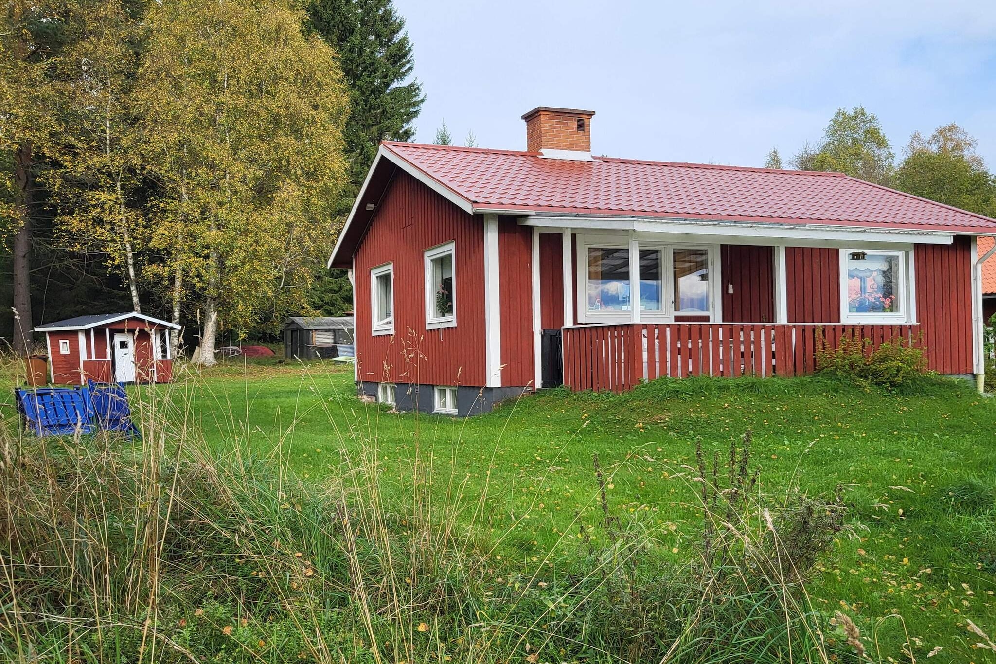 Kitchen(cooker(electric), coffee machine, microwave, fridge(+ freezer)), Living/bed room(single folding bed, TV(swedish TV channels), fireplace), bedroom(double bed), bathroom(washbasin, shower, toilet), balcony, heating(electric), garden furniture