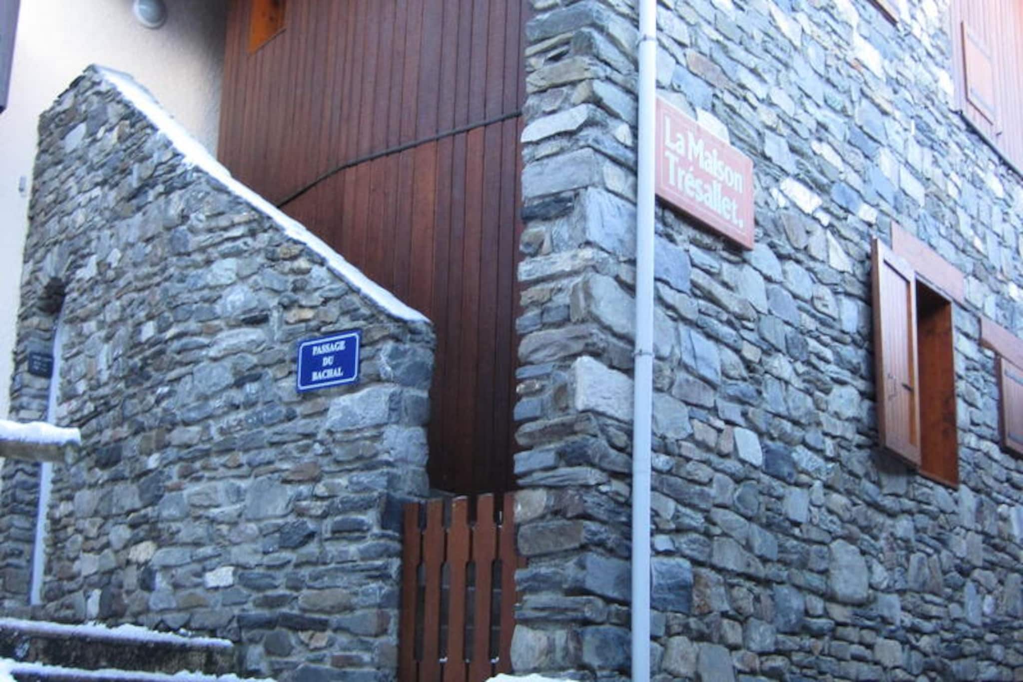 In the charming heart of Montchavin, this cozy studio offers a delightful alpine retreat just steps from the Montchavin cable car. Surrounded by the vibrant atmosphere of the village, you’ll find yourself immersed in the perfect blend of traditional mountain charm and modern convenience. Whether you’re here for the thrill of skiing or the serenity of the French Alps, this residence is your gateway to unforgettable adventures.
Compact yet thoughtfully designed, the 18m² studio comfortably accommodates up to three guests. The living area features a 140cm sofa bed and a set of bunk beds, making it ideal for couples or small families. The fully equipped kitchenette includes a ceramic hob, dishwasher, oven, microwave, and all the essentials for preparing hearty meals after a day on the slopes. A bathroom with a bathtub and toilet adds to the comfort, while a television and cozy duvets ensure a relaxing stay. For added convenience, a ski locker is available to store your gear.
Located in the Maison Tresallet, the residence places you in the heart of the Montchavin resort. Free public parking is nearby, and the vibrant village offers a variety of shops, restaurants, and après-ski options. The Montchavin cable car, just a few meters away, provides seamless access to the expansive Paradiski ski area, renowned for its breathtaking slopes and panoramic views.
Whether you’re seeking a winter wonderland or a summer escape, this studio’s unbeatable location and thoughtful amenities make it the perfect choice for your alpine getaway. Experience the magic of Montchavin and create memories that will last a lifetime.