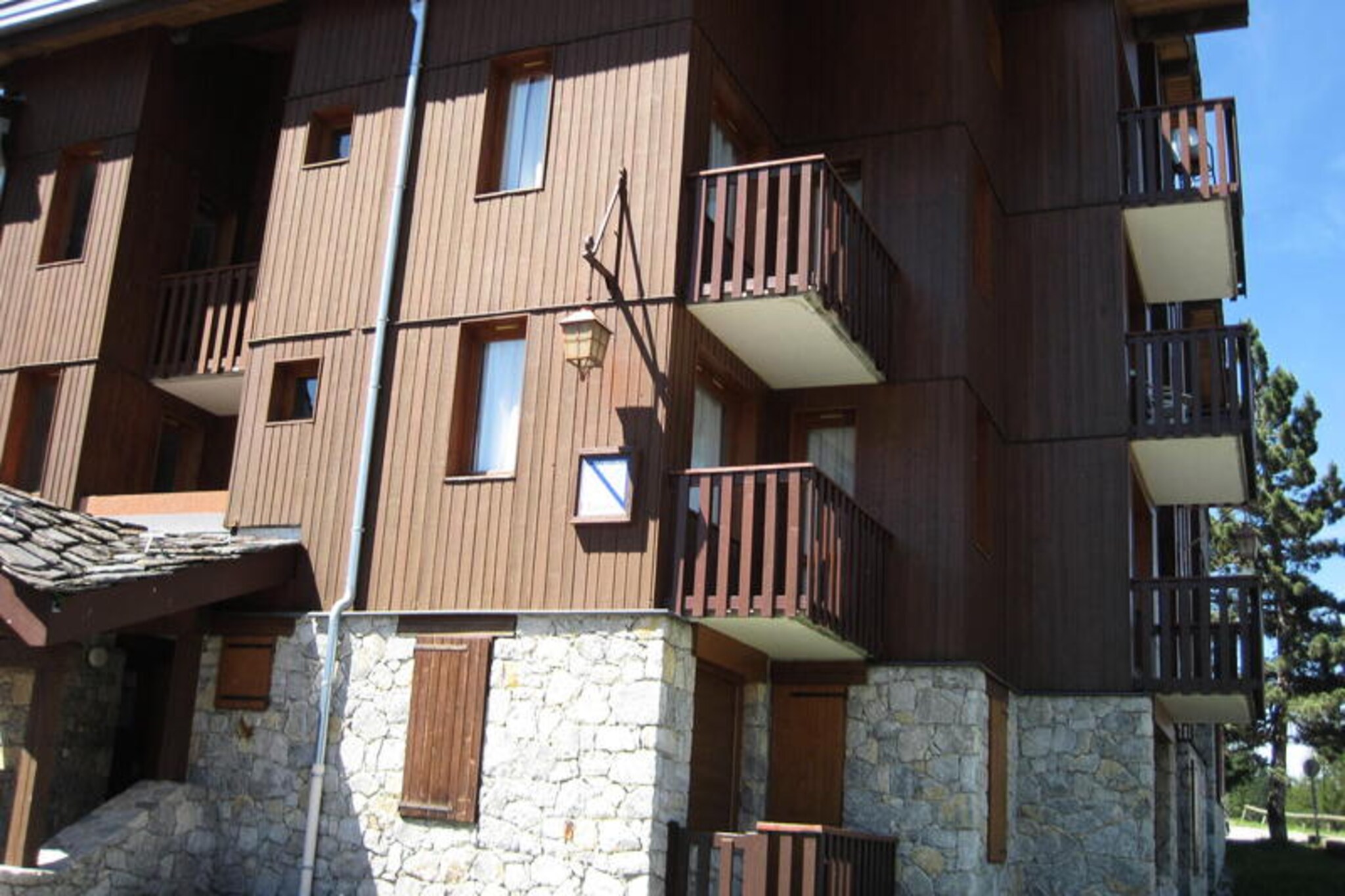 Perched in the serene Observatory district of Les Coches, this charming duplex apartment invites you to experience the French Alps in all their splendor. With panoramic views of the valley and surrounding peaks, it offers a tranquil retreat just 50 meters from the slopes and a short 200-meter stroll to the nearest shops. Whether you're here for winter sports or summer hikes, this location combines convenience with breathtaking natural beauty.
The 38m² apartment is thoughtfully designed to accommodate up to six guests. The main floor features a cozy living room with a sofa bed for two, a fully equipped kitchenette with modern appliances like a dishwasher and microwave/oven, and a bathroom with a bathtub and separate toilet. Upstairs, the mezzanine includes a set of bunk beds (not suitable for children under six), while the private bedroom offers two single beds. A flat-screen television and a private balcony enhance your comfort, making it a perfect space to unwind after a day of alpine adventures.
For added convenience, the residence provides ski lockers and free public parking, ensuring a hassle-free stay. The quiet surroundings of the Observatory district create a peaceful atmosphere, while the proximity to the slopes and resort center ensures you're never far from the action.
Whether you're carving through fresh powder in winter or exploring lush mountain trails in summer, this apartment offers a cozy and well-equipped base for your alpine getaway. With its stunning views and practical amenities, it’s an ideal choice for families, couples, or small groups seeking a memorable escape to the French Alps.