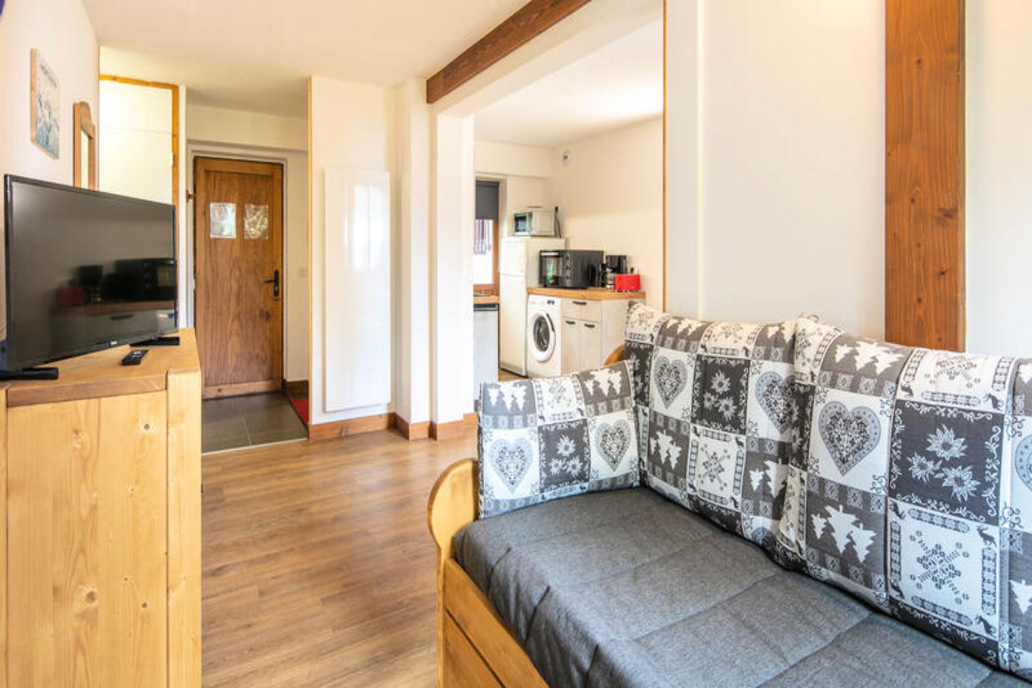 In the heart of the charming Montchavin village, this beautifully renovated apartment offers a serene alpine retreat just 150 meters from the slopes and resort center. Imagine waking up to breathtaking views of the valley and forest, stepping onto your private balcony to breathe in the crisp mountain air, and heading out for a day of adventure in the Paradiski ski area. Whether you're here for winter sports or summer hikes, this residence places you at the doorstep of nature's playground.
This 47m² apartment, thoughtfully refurbished in 2021, combines modern comfort with alpine charm. The spacious living room invites relaxation, while the open kitchen is fully equipped with a ceramic hob, oven, microwave, dishwasher, and more—perfect for preparing hearty meals after a day on the slopes. Accommodating up to seven guests, the apartment features a master bedroom with a double bed and private bathroom, a cozy bedroom with a bunk bed and pull-out bed, and a living area with a pull-out sofa bed. Additional conveniences include a washing machine, two televisions, ski lockers, and a baby bed and high chair for families.
Located near the Montchavin cable car, the residence offers easy access to shops, restaurants, and the vibrant village atmosphere. In winter, enjoy skiing in the world-class Paradiski domain, while summer brings opportunities for hiking, cycling, and exploring the lush alpine landscapes. With its stunning views, modern amenities, and unbeatable location, this apartment is the perfect base for your mountain getaway.
Book your stay today and create unforgettable memories in the heart of the French Alps.