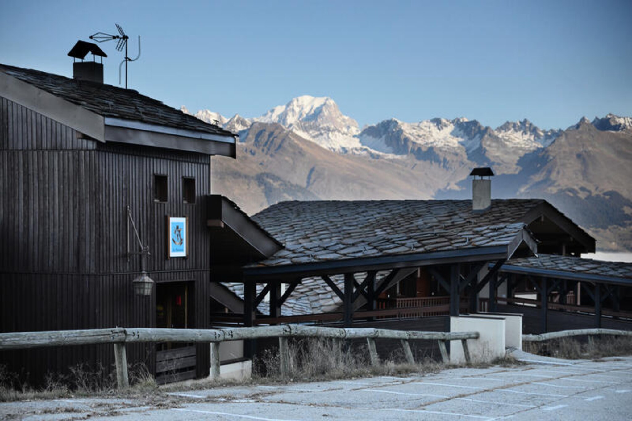 High above the Tarentaise Valley, this charming apartment in the Sextant residence offers a serene alpine retreat with breathtaking views of Mont Blanc and the surrounding peaks. Situated in the peaceful Observatory district of Les Coches, it’s just 50 meters from the slopes and 200 meters from local shops, making it an ideal base for your mountain adventures. Whether you’re here for winter sports or summer hikes, this location promises tranquility and convenience in equal measure.
Inside, the 35m² two-room cabin apartment is thoughtfully designed to accommodate up to six guests. The cozy living area features two single sofa beds, while the cabin bedroom is equipped with bunk beds (not suitable for children under six). A separate bedroom with a double bed ensures restful nights. The fully equipped kitchenette includes a ceramic hob, oven, microwave, dishwasher, and coffee maker, giving you everything you need to prepare hearty meals after a day outdoors. A flat-screen TV, bathtub, and separate toilet add to the comfort, while the apartment’s panoramic balcony invites you to soak in the stunning mountain vistas.
The residence itself is equipped with an elevator, ski lockers, and free public parking, ensuring a hassle-free stay. The quiet area is perfect for unwinding, yet the vibrant resort center is just 500 meters away, offering restaurants, shops, and après-ski activities. In summer, the region transforms into a haven for hikers and nature lovers, with trails that lead to awe-inspiring viewpoints and lush alpine meadows.
Awarded 3 Paradiski crystals in 2023, this apartment combines comfort, convenience, and spectacular scenery. Whether you’re carving through fresh powder or exploring the beauty of the Alps in bloom, this is the perfect place to create unforgettable memories.