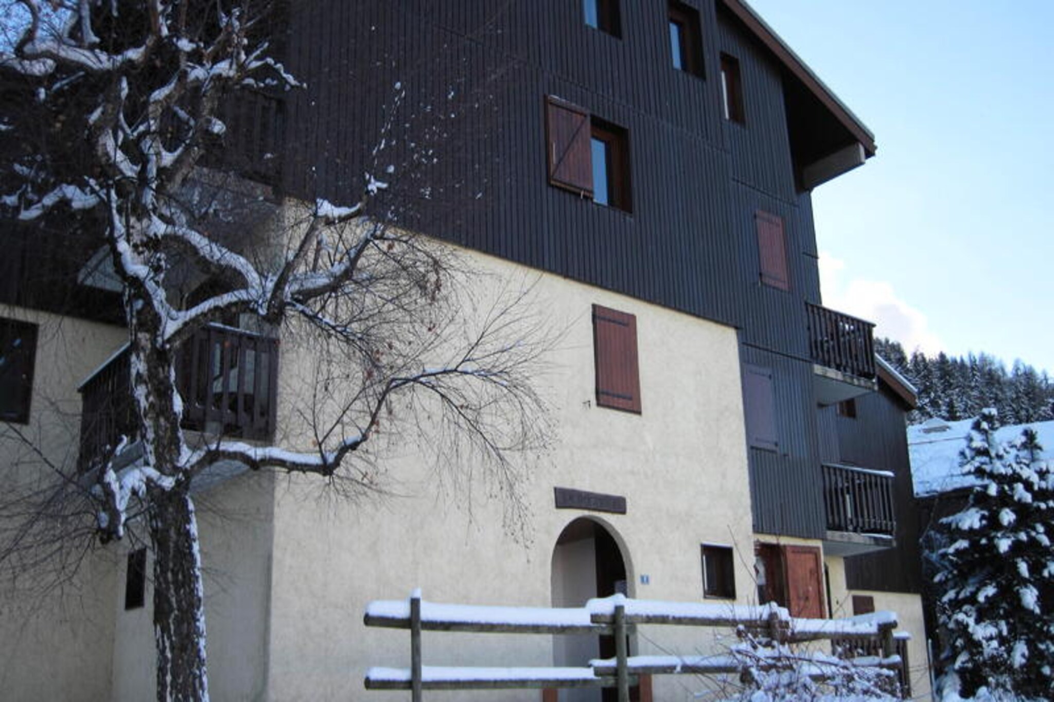 In the charming alpine village of Montchavin, this delightful apartment offers a cozy retreat for those seeking the perfect mountain getaway. Just steps from the Montchavin gondola and the Evolution 2 ski school, it’s an ideal base for exploring the renowned Paradiski ski area. Whether you’re here for thrilling winter sports or serene summer hikes, the picturesque surroundings and vibrant village atmosphere set the stage for an unforgettable stay.
This 37m² apartment, located on the first floor of the Rochette residence, comfortably accommodates 4 to 5 guests. The separate, fully equipped kitchen features modern amenities including a dishwasher, combination oven, and electric coffee maker, making it easy to prepare meals after a day of adventure. The living room offers a sofa bed for two and a single bed, while the bedroom provides a double bed and a bunk bed (not suitable for children under six). A flat-screen TV, a bathroom with a bathtub, and a separate toilet ensure your comfort.
The residence includes convenient ski lockers and free public parking, and its central location places you within walking distance of shops and dining options. In summer, the village transforms into a haven for outdoor enthusiasts, with lush trails and breathtaking views of the surrounding peaks.
Whether you’re drawn by the thrill of skiing, the charm of Montchavin, or the tranquility of the alpine landscape, this apartment offers a welcoming home away from home. Book your stay today and create lasting memories in the heart of the French Alps.