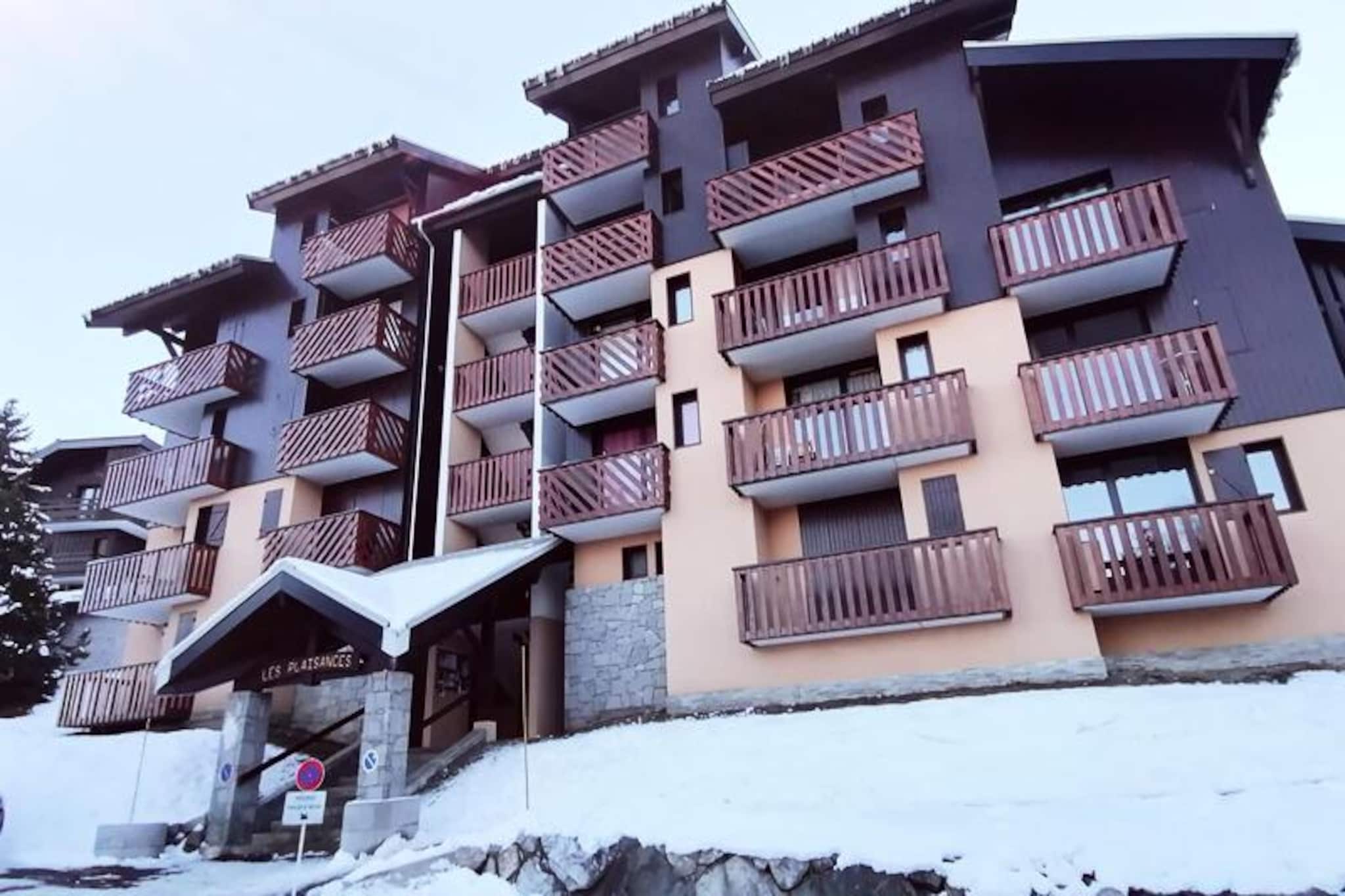 Location:
Residence at the foot of the slopes and very close to shops and ski lifts.

Amenities:
Individual ski lockers.
Free parking in front of the residence.
Located in the "Les Plaisances" residence, near the slopes and shops, this 55m² 3-room duplex apartment sleeps 6. It is located on the 4th floor (no elevator), with a balcony and an individual ski locker on the ground floor.

The kitchen is equipped with a refrigerator, electric stovetop, oven, microwave, dishwasher, electric coffee maker, toaster, and raclette grill. It opens onto a spacious and bright living room with a sofa bed, TV, and a dining area.

A separate toilet leads off the entrance hall.

Upstairs
One bedroom has a double bed. The second has two single beds. The mezzanine accommodates two single bunk beds.

The bathroom has a sink, bathtub, and toilet.

A spacious, well-equipped, and conveniently located apartment!

Linens and end-of-stay cleaning are available at an additional cost.
The accommodation is equipped with duvets (1 double, 3 singles, and 1 fleece blanket)
Security deposit (in euros) - 400
Heating - 1