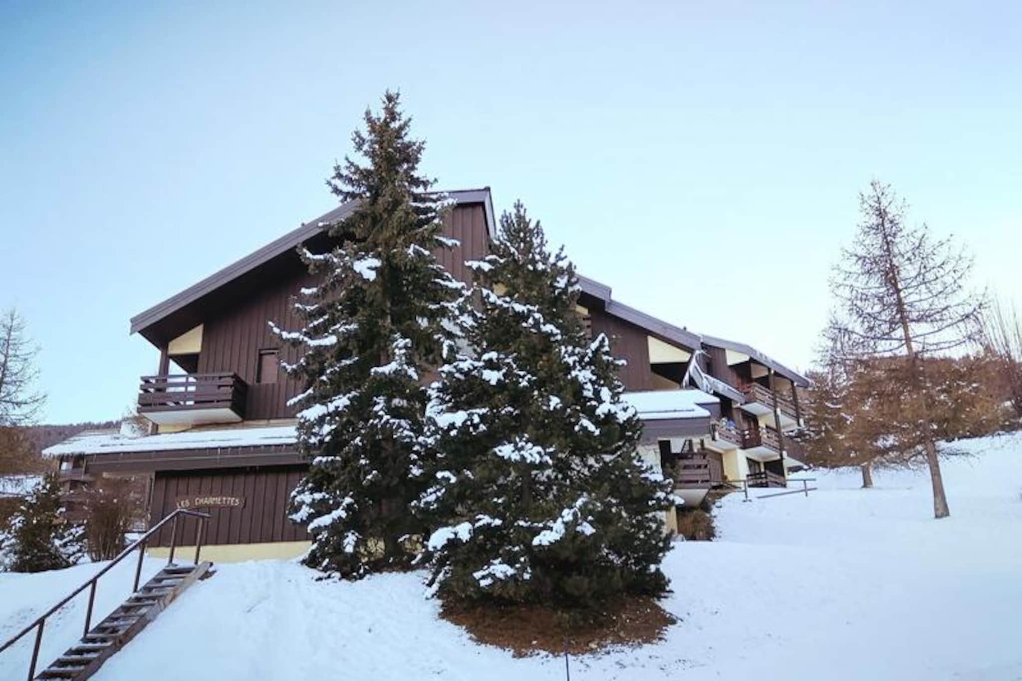 Apartment near slopes with ski locker