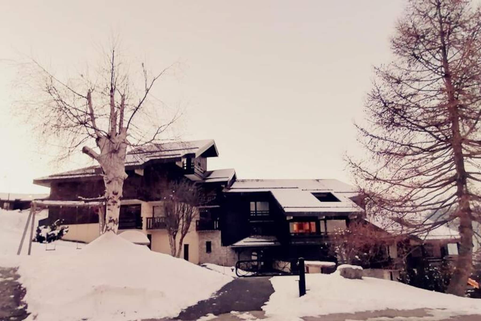 In the serene setting of Les Charmettes, this beautifully renovated studio offers a cozy alpine retreat just steps from the slopes. Imagine waking up to the crisp mountain air and the promise of a day filled with adventure, all while enjoying the tranquility of a residence designed for relaxation. The southwest-facing balcony invites you to soak in the afternoon sun, making it the perfect spot for unwinding after a day on the pistes. With its peaceful ambiance and proximity to shops and ski lifts, this property combines convenience with charm.
Inside, the 20m² studio has been thoughtfully designed to maximize comfort and functionality. The fully renovated kitchen is equipped with modern appliances, including an induction hob, microwave/grill, airfryer, and Nespresso coffee maker, ensuring you have everything needed to prepare hearty meals. The living area features a comfortable double sofa bed and a flat-screen TV, while the mountain corner at the entrance offers cozy bunk beds, ideal for children over six. A separate bathroom with a bathtub and a standalone toilet adds to the convenience.
The residence provides individual ski lockers and free parking right in front, making your stay hassle-free. Whether you're here for the winter slopes or the summer trails, the location is perfect for exploring the beauty of the French Alps. Nearby, you'll find a variety of shops and restaurants, adding to the ease of your holiday.
This studio is an ideal choice for couples or small families seeking a peaceful yet well-connected alpine escape. With its modern amenities and prime location, it promises a memorable stay in the heart of the mountains.