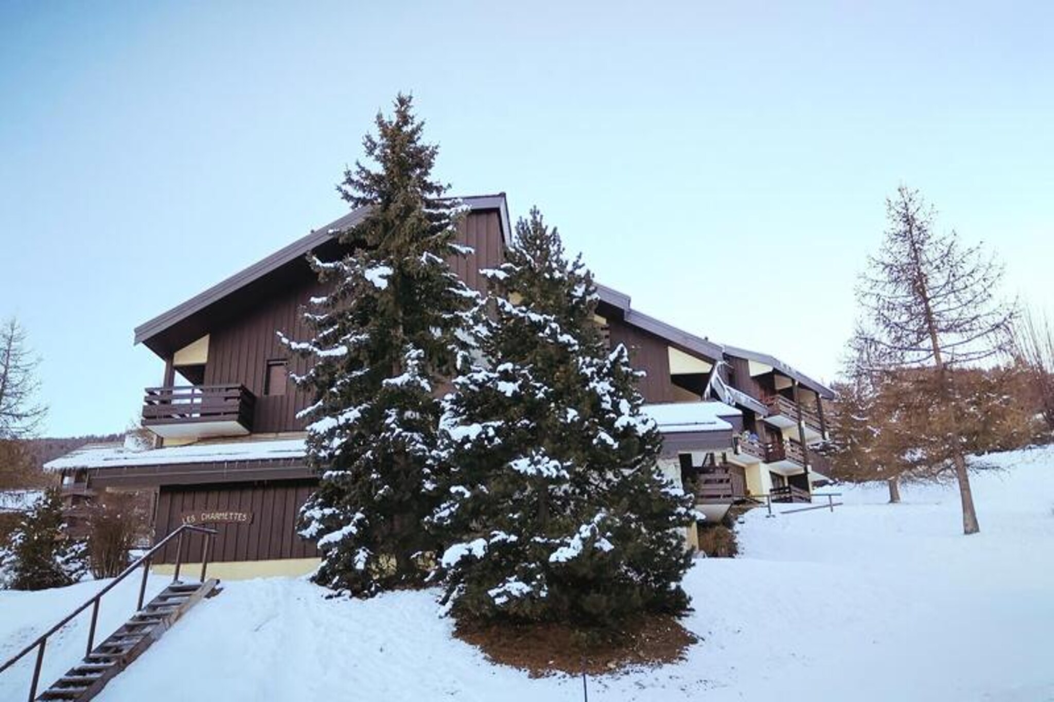 In the serene embrace of the French Alps, this charming apartment in the 'Les Charmettes' residence offers an idyllic retreat for mountain enthusiasts. Situated just a stone's throw from the slopes, it combines modern comfort with alpine charm, making it the perfect base for your next adventure. The southeast-facing balcony invites you to soak in the morning sun while enjoying breathtaking views of the surrounding peaks, setting the tone for a day filled with exploration and relaxation. 
 
 Thoughtfully renovated, this 27m² apartment accommodates up to five guests, making it ideal for families or small groups. The cozy living room features a comfortable double sofa bed and a flat-screen TV, creating a welcoming space to unwind after a day on the slopes. The fully equipped kitchen, complete with ceramic hobs, a refrigerator, microwave, coffee maker, kettle, and dishwasher, ensures you can prepare hearty meals with ease. The sleeping arrangements include a bedroom with bunk beds and a sleeping alcove with a single bed, offering a restful haven for everyone. The modern bathroom with a shower and a separate toilet adds to the convenience.
 
 Located near shops and ski lifts, everything you need is within easy reach. Individual ski lockers and free parking in front of the residence enhance your stay, while the quiet ambiance of 'Les Charmettes' ensures a peaceful escape. Whether you're here to carve through pristine snow or explore alpine trails, this apartment provides the perfect starting point. Create lasting memories in this delightful alpine retreat, where every detail is designed for your comfort and enjoyment.