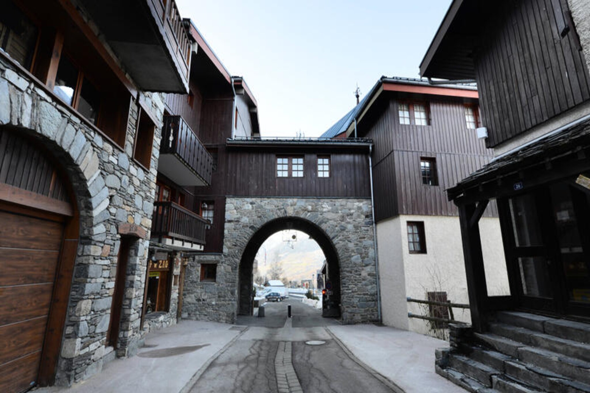 High above the Tarentaise Valley, this charming studio apartment offers a cozy retreat for those seeking an authentic alpine experience. Located in the heart of the picturesque village of Montchavin, the residence is just 100 meters from the ski slopes, making it an ideal choice for ski enthusiasts and nature lovers alike. From your private balcony, take in breathtaking views of the valley below, where the changing seasons paint the landscape in vibrant hues.
This 21m² studio is thoughtfully designed to accommodate up to three guests, combining comfort and practicality. The separate kitchen is fully equipped with modern appliances, including an electric stovetop, multi-cooker oven, coffee maker, kettle, toaster, and dishwasher, allowing you to prepare hearty meals after a day on the slopes. The sleeping area features a set of bunk beds and a sofa bed, while the bathroom includes a shower and toilet. For added convenience, the residence provides ski lockers on the ground floor and free public parking nearby.
Step outside and immerse yourself in the charm of Montchavin, with its quaint streets, local shops, and inviting restaurants. Beyond skiing, the area offers a wealth of activities, from snowshoeing and sledding in winter to hiking and mountain biking in summer. The nearby Vanoise National Park is a haven for outdoor adventurers, while the panoramic views from the surrounding peaks are simply unforgettable.
Whether you’re here to carve through fresh powder, explore alpine trails, or simply unwind in a serene mountain setting, this studio apartment is your gateway to an unforgettable holiday in the French Alps.