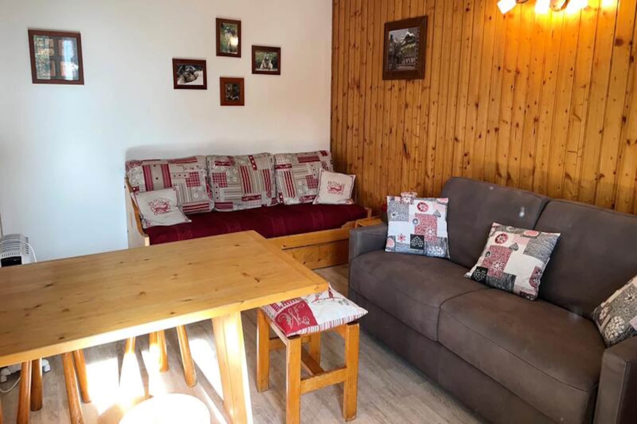 In the heart of the enchanting Plagne Villages, this charming studio offers a cozy alpine retreat with direct access to the slopes. Imagine waking up to the serene beauty of snow-covered peaks, stepping out onto your south-facing balcony to soak in the views, and heading straight onto the pistes from the foot of the residence. Whether you're seeking thrilling ski adventures or a tranquil mountain escape, this location offers the best of both worlds.
The 21m² studio is thoughtfully designed to accommodate up to four guests, making it ideal for couples or small families. The living area features a comfortable 140cm Rapido sofa bed, a daybed, and a trundle bed, ensuring restful nights after active days. A flat-screen TV adds a touch of modern comfort, while the kitchenette, separated by a sliding door, is equipped with electric stovetops, a refrigerator, an oven, and a microwave—perfect for preparing hearty meals. The bathroom includes a shower and toilet, and the studio is equipped with cozy duvets for added warmth.
Convenience is at your fingertips with an individual ski locker, elevators within the residence, and free outdoor parking in Plagne Villages. Nearby, you'll find a variety of shops and restaurants, adding to the ease and enjoyment of your stay. Whether you're skiing in winter or exploring alpine trails in summer, the location offers endless opportunities for adventure and relaxation.
Choose this inviting studio for its unbeatable slope-side access, comfortable amenities, and the charm of Plagne Villages. It's a perfect base for creating unforgettable mountain memories in the heart of the French Alps.