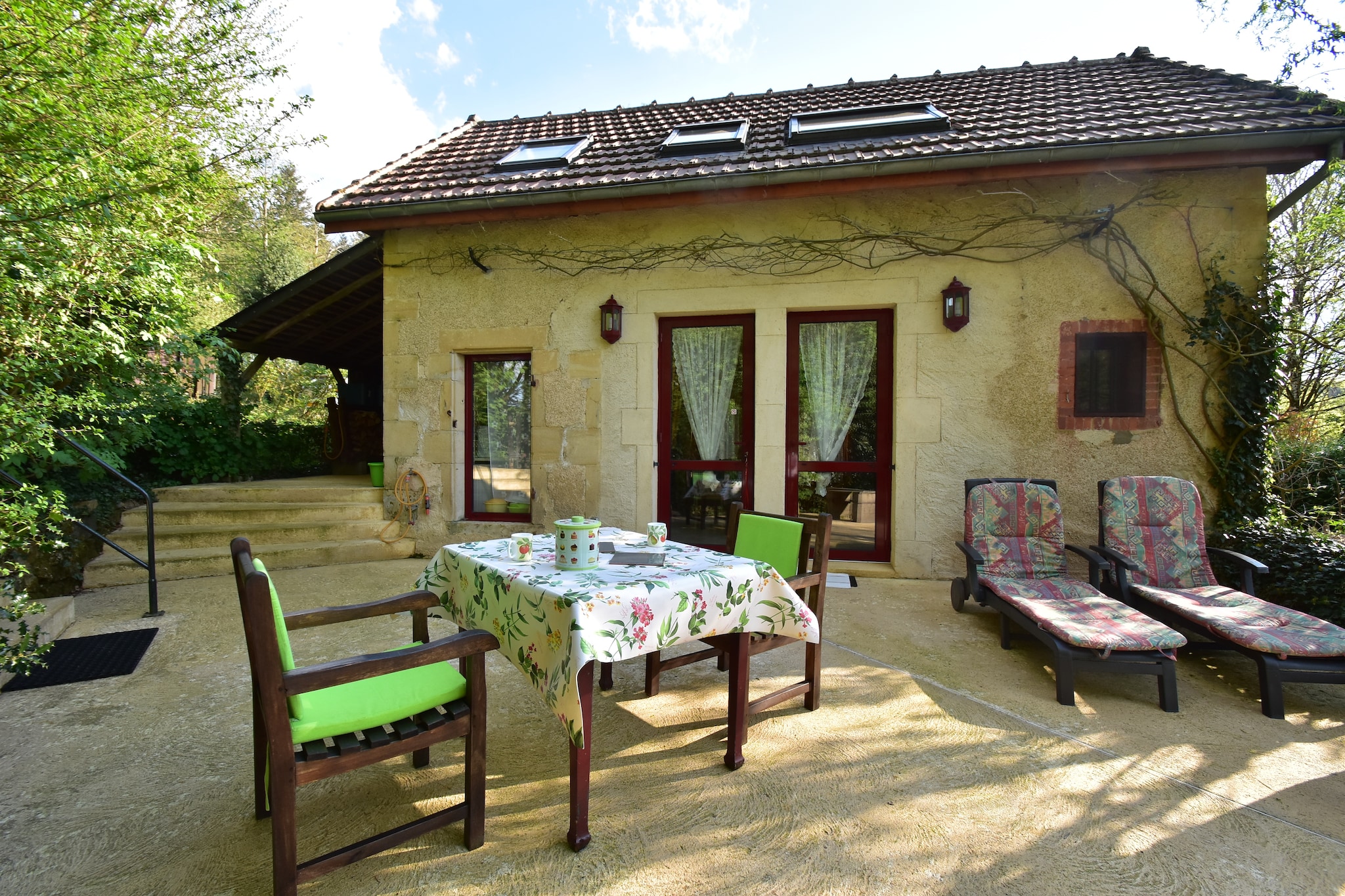 Laiterie du manoir de Thard - Buitenkant zomer
