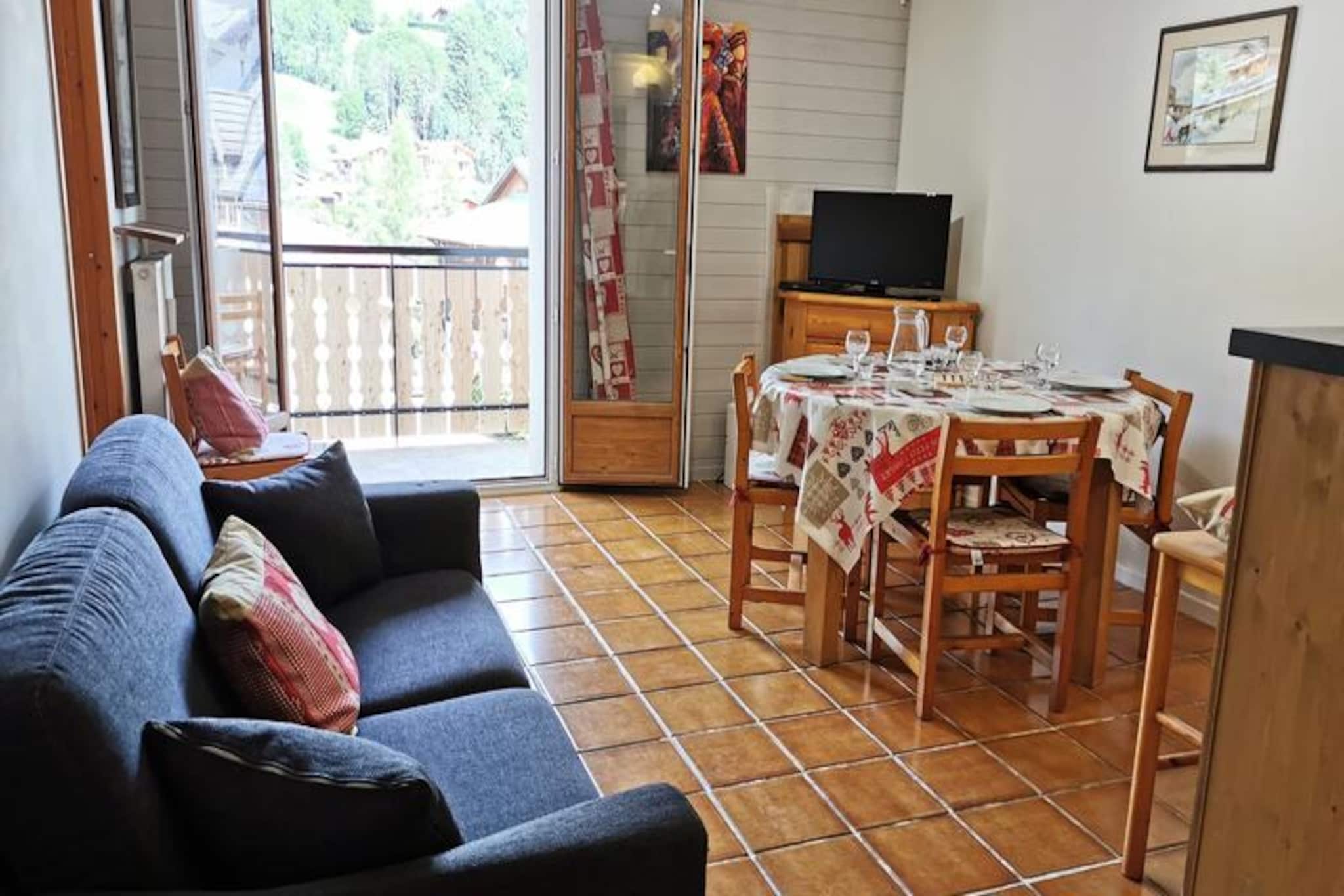 In the heart of the picturesque Old Village of Les Gets, this charming 2-room apartment with a cabin offers a cozy retreat for your mountain getaway. With its west-facing balcony, you can soak in the golden afternoon light while admiring the stunning views of Mont Chery. Perfectly situated just 200 meters from the Mont Chery ski slopes and a short 5-minute walk to the Chavannes ski area, this residence is an ideal base for exploring the enchanting alpine surroundings. The vibrant village center, with its array of shops, restaurants, and local charm, is just steps away, ensuring convenience and a true taste of mountain life.
The apartment, rated 3 stars, comfortably accommodates up to four guests. Inside, you’ll find a thoughtfully designed space that includes a cozy living area, a fully equipped kitchen, and a private balcony for moments of relaxation. The sleeping arrangements feature a double bedroom with ample storage and an enclosed alcove with bunk beds, making it perfect for families or small groups. Modern amenities such as a dishwasher, induction hob, and Nespresso machine ensure a comfortable stay, while the absence of Wi-Fi invites you to disconnect and immerse yourself in the serene alpine atmosphere.
Les Gets offers a wealth of activities year-round. In winter, the nearby ski slopes provide endless opportunities for snow sports, while summer transforms the area into a haven for hiking, mountain biking, and outdoor adventures. The French Ski School (ESF) is just 250 meters away, making it convenient for beginners and families. After a day of exploration, unwind in the village’s cozy restaurants or enjoy the local shops and markets.
Whether you’re seeking thrilling mountain adventures or a peaceful retreat, this delightful apartment in Les Gets promises a memorable stay in the heart of the French Alps.