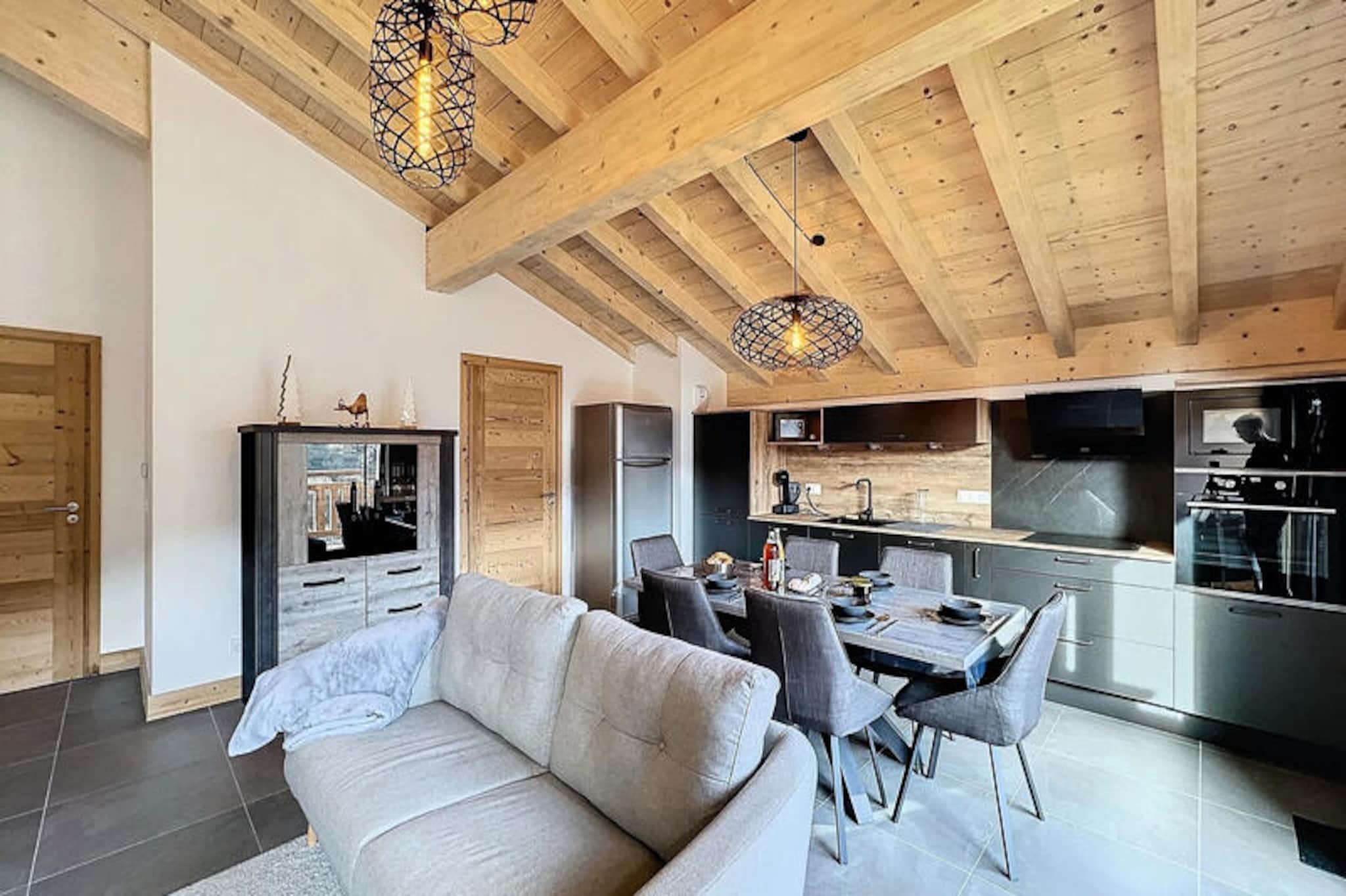 In the heart of the picturesque Les Gets ski resort, this modern and cozy apartment invites you to immerse yourself in the beauty of the French Alps. With its charming alpine ambiance and proximity to the slopes, it’s the perfect retreat for families or groups of friends seeking a memorable mountain getaway. Imagine waking up to crisp mountain air and planning your day of adventures, whether on the snow-covered pistes or scenic hiking trails.
The apartment features a thoughtfully designed layout with two comfortable bedrooms. One offers a plush double bed, while the other is equipped with three single beds, making it ideal for both families and groups. The open-plan kitchen is fully equipped with modern amenities, including a refrigerator, dishwasher, and washing machine, ensuring a hassle-free stay. The bright and inviting living room is the perfect space to relax after a day of alpine exploration. High-speed Wi-Fi and private parking in the same building add to the convenience and comfort of your stay.
Located just 650 meters from the ski slopes and within walking distance of a supermarket, the apartment offers an unbeatable location for both winter sports enthusiasts and summer adventurers. Les Gets is renowned for its family-friendly atmosphere, vibrant après-ski scene, and year-round activities, from skiing and snowboarding to mountain biking and hiking.
Whether you’re here to carve through fresh powder, explore the breathtaking alpine scenery, or simply unwind in a serene mountain setting, this apartment provides the perfect base for your holiday. Let the charm of Les Gets and the comfort of this modern retreat make your stay truly unforgettable.