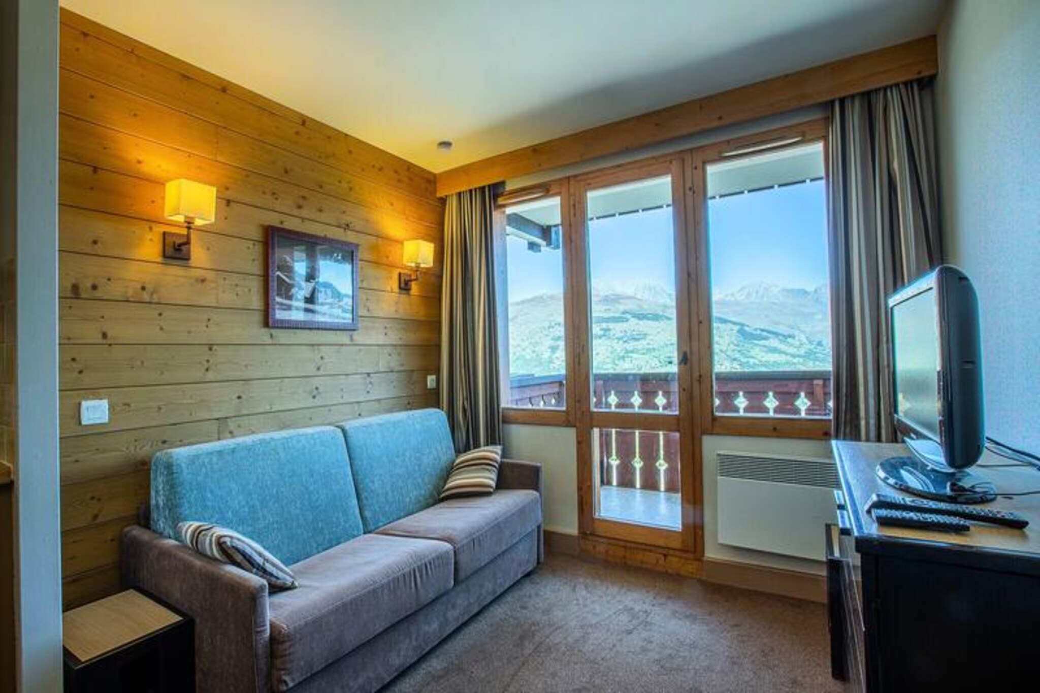 High above the charming village of Montchavin, this cozy alpine retreat offers a peaceful escape with breathtaking views of Mont Blanc. Surrounded by the serene beauty of the forest and traditional architecture blending wood, stone, and slate, this apartment is a perfect haven for nature lovers and ski enthusiasts alike. Whether you're gazing at the majestic peaks from your northwest-facing balcony or enjoying the crisp mountain air, every moment here feels like a step into tranquility.
Designed for up to four guests, this 25 m² apartment is thoughtfully equipped to ensure a comfortable stay. The bedroom features two single beds and a TV, while the living room offers a sofa bed and an additional TV for relaxed evenings. The kitchenette comes fully equipped with modern appliances, including a refrigerator, dishwasher, ceramic hobs, microwave/grill, Tassimo coffee maker, and even a raclette set for cozy alpine dinners. A separate bathroom and toilet add convenience, and the apartment is non-smoking and pet-free for a fresh, welcoming environment.
Ski-in/ski-out access is a highlight of this residence, making it an ideal base for exploring the slopes of Montchavin. A nearby shuttle stop provides easy access to the resort center, while the ski locker in the building ensures hassle-free storage of your gear. In summer, the area transforms into a paradise for hikers and outdoor adventurers, with trails winding through lush forests and alpine meadows.
Whether you're here to carve through pristine snow or bask in the summer sun, this apartment offers a perfect blend of comfort, convenience, and stunning natural beauty. Let the allure of Mont Blanc and the charm of Montchavin create unforgettable memories for your alpine getaway.
