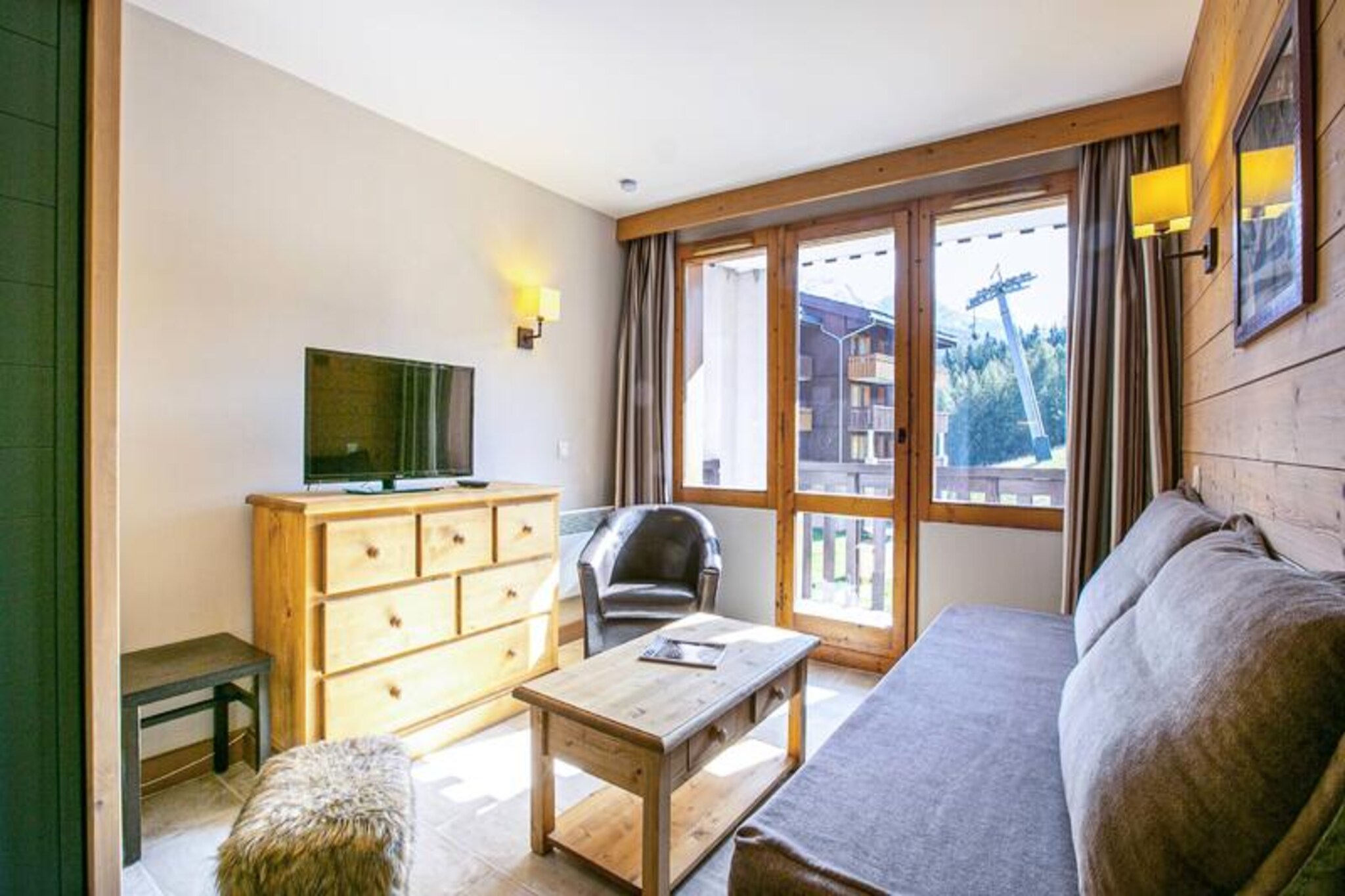 In the heart of the French Alps, this cozy 36 m² apartment offers an idyllic retreat for up to five guests. Located on the second floor of a charming residence, it combines modern comfort with alpine charm. Imagine waking up to the serene beauty of snow-covered slopes visible from your east-facing balcony, a perfect spot to enjoy your morning coffee while soaking in the crisp mountain air. The apartment’s thoughtful layout includes a bedroom with a double bed, a sleeping alcove with bunk beds, and a living room with a single bed, making it ideal for families or small groups. The fully equipped kitchen, complete with a raclette and fondue set, invites you to indulge in traditional Savoyard meals after a day of adventure. A separate bathroom and toilet add to the convenience, while the ski locker ensures your gear is always ready for the next outing. Please note that this is a non-smoking, pet-free apartment, and Wi-Fi is not available.
The residence itself is perfectly positioned for ski-in/ski-out access, depending on your skill level, and is nestled near the slopes leading to Montchavin. With traditional architecture blending wood, stone, and slate, it exudes alpine authenticity. A shuttle bus stop nearby provides easy access to the resort center, while parking is conveniently located close to the residence.
Surrounded by a picturesque forest and offering breathtaking views of Mont Blanc and the valley, this location is a haven for nature lovers and ski enthusiasts alike. Whether you’re exploring the slopes, enjoying the local cuisine, or simply relaxing in the tranquil alpine setting, this apartment promises an unforgettable mountain getaway. Book your stay now and immerse yourself in the magic of the French Alps.