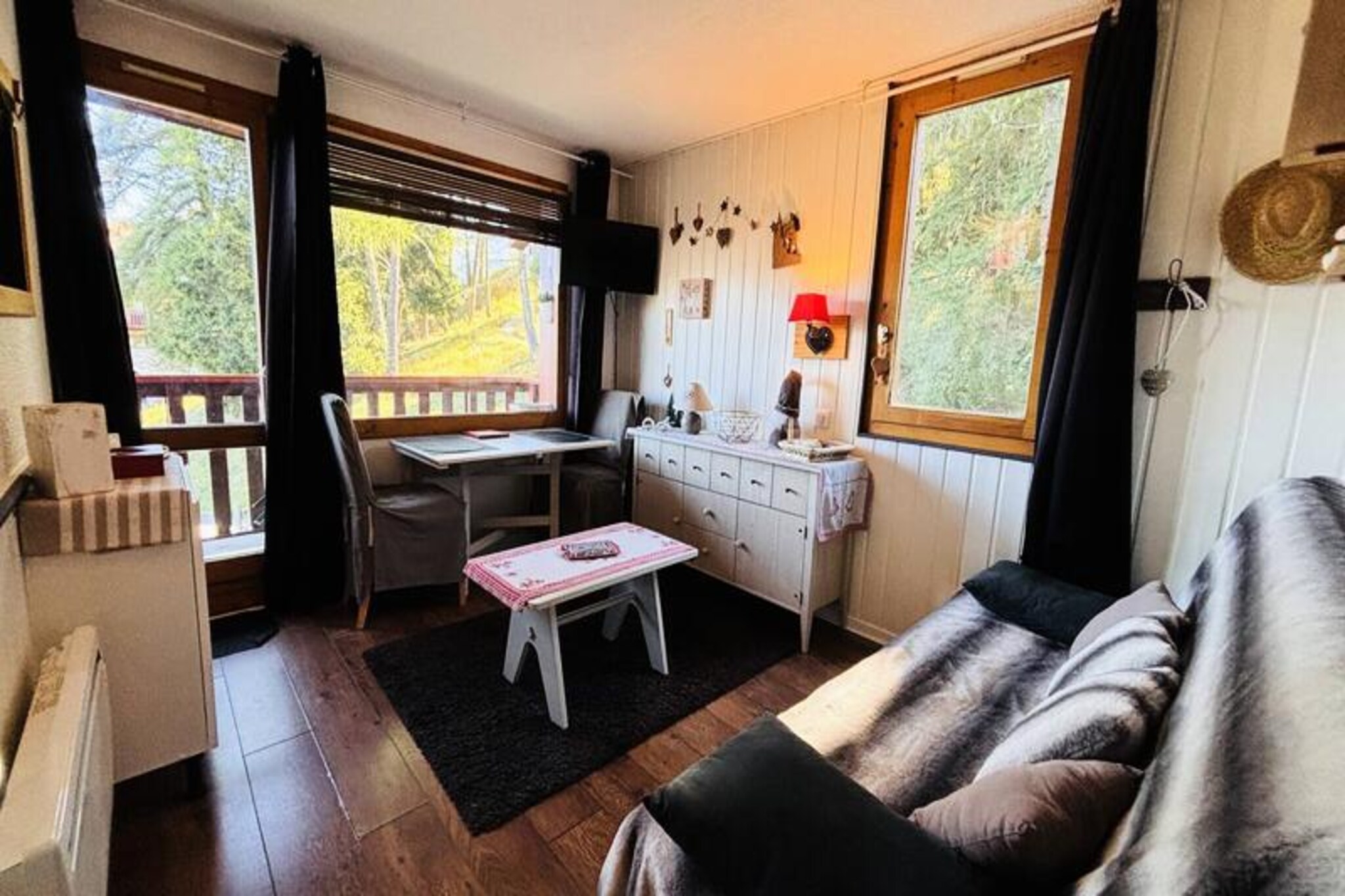 Surrounded by the serene beauty of the French Alps, this charming 17 m² studio offers a cozy retreat for two in the heart of the picturesque Le Hameau du Sauget. Wake up to the crisp mountain air and stunning northeast-facing views from your private balcony, where the majestic peaks and lush forests create a tranquil backdrop for your alpine escape. Perfectly situated on the edge of the forest, this studio blends traditional alpine architecture with modern comforts, making it an ideal haven for couples seeking a peaceful getaway. 
 
 Step inside to find a thoughtfully designed space featuring a comfortable sofa bed, a flat-screen TV, and a well-equipped kitchenette complete with a combi oven, dishwasher, electric hotplates, and all the essentials for preparing delicious meals. The bathroom, with its clean and functional layout, ensures a refreshing start or end to your day. While the apartment does not include Wi-Fi, its cozy ambiance and breathtaking surroundings encourage you to disconnect and immerse yourself in the natural beauty of the region. 
 
 Le Dé 2 residence boasts a prime location just 150 meters from the ski lifts, offering ski-in/ski-out convenience for winter sports enthusiasts. The nearby ESF ski school and kindergarten, along with shops just 200 meters away, ensure everything you need is within easy reach. In summer, the area transforms into a haven for hikers and nature lovers, with trails winding through the enchanting forest and beyond. 
 
 Whether you’re here to carve through pristine slopes in winter or explore the vibrant alpine meadows in summer, this studio offers a warm and inviting base for your adventures. With its blend of comfort, charm, and unbeatable location, it’s the perfect choice for a memorable mountain getaway.