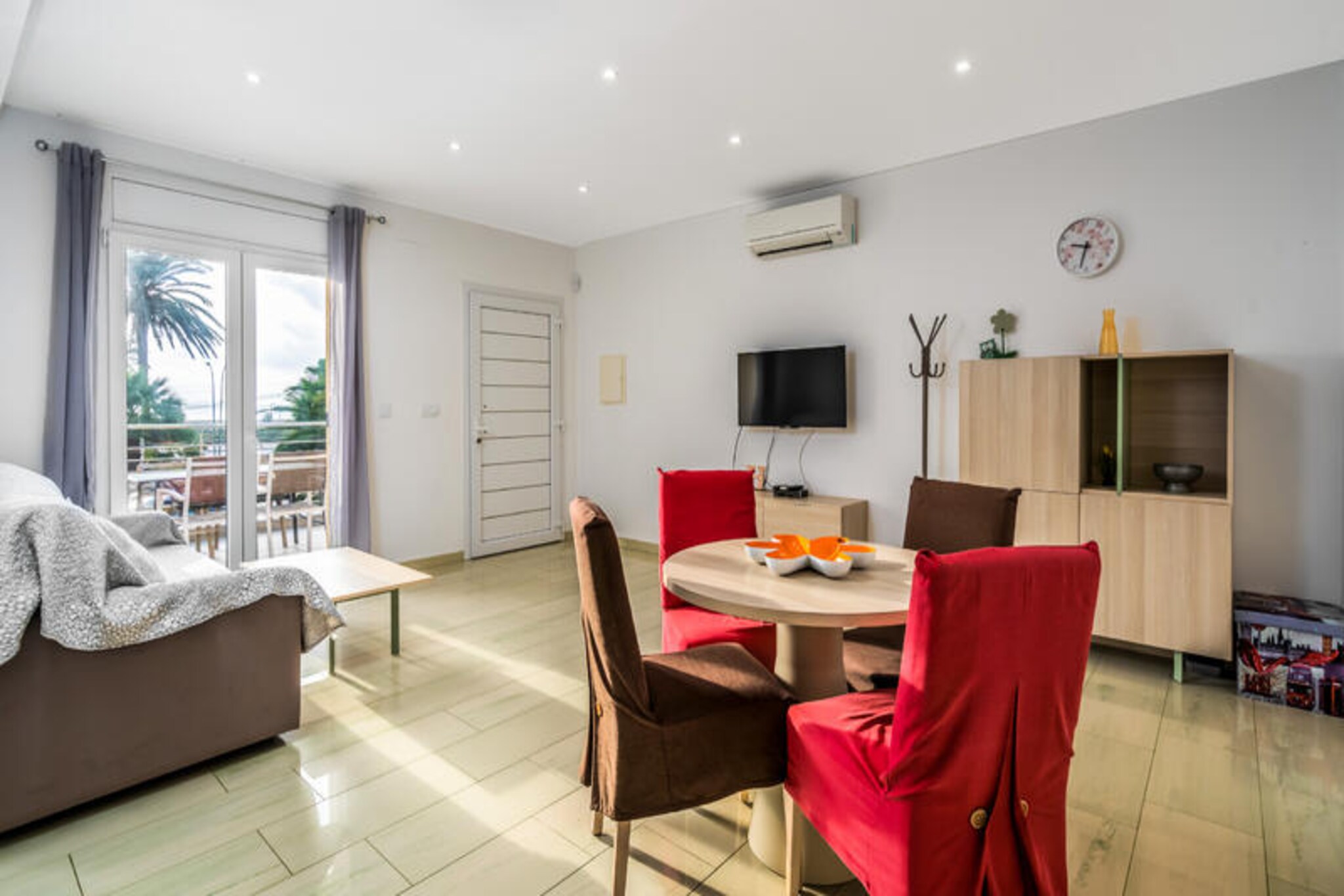 Imagine waking up to the soothing sound of waves and stepping out onto your private terrace to take in the stunning views of the Mediterranean Sea. Located in the heart of Empuriabrava on the breathtaking Costa Brava, this modern beachfront apartment offers the perfect blend of comfort, convenience, and coastal charm. Just steps from the golden sands, you’ll find yourself immersed in a vibrant atmosphere surrounded by restaurants, shops, and endless activities to make your vacation truly unforgettable. 

Designed to accommodate up to four guests, the apartment features a spacious master bedroom with a luxurious 160 cm x 190 cm bed and a comfortable 160 cm sofa bed in the living room, making it ideal for families or couples. The open-plan kitchen is fully equipped with high-quality appliances, including a coffee maker, kettle, toaster, microwave, oven, and dishwasher, ensuring you have everything you need to prepare delicious meals. The living room, complete with a Smart TV offering multilingual channels, is perfect for unwinding after a day of exploration. The bathroom is thoughtfully adapted for guests with reduced mobility, and the apartment is conveniently located on the first floor with elevator access.

The La Vida Sin Límites complex enhances your stay with exceptional shared amenities, including a laundry room, outdoor barbecue area, solarium, ping-pong table, and a children’s playground. Guests can also enjoy free bicycles to explore the picturesque trails of Aiguamolls National Park and the surrounding nature reserves. Private parking is available for an additional fee during high season, ensuring a hassle-free experience.

Whether you’re seeking relaxation, adventure, or a mix of both, this beachfront retreat in Empuriabrava promises a unique and personalized holiday experience. Don’t miss the chance to create unforgettable memories on the Costa Brava!
