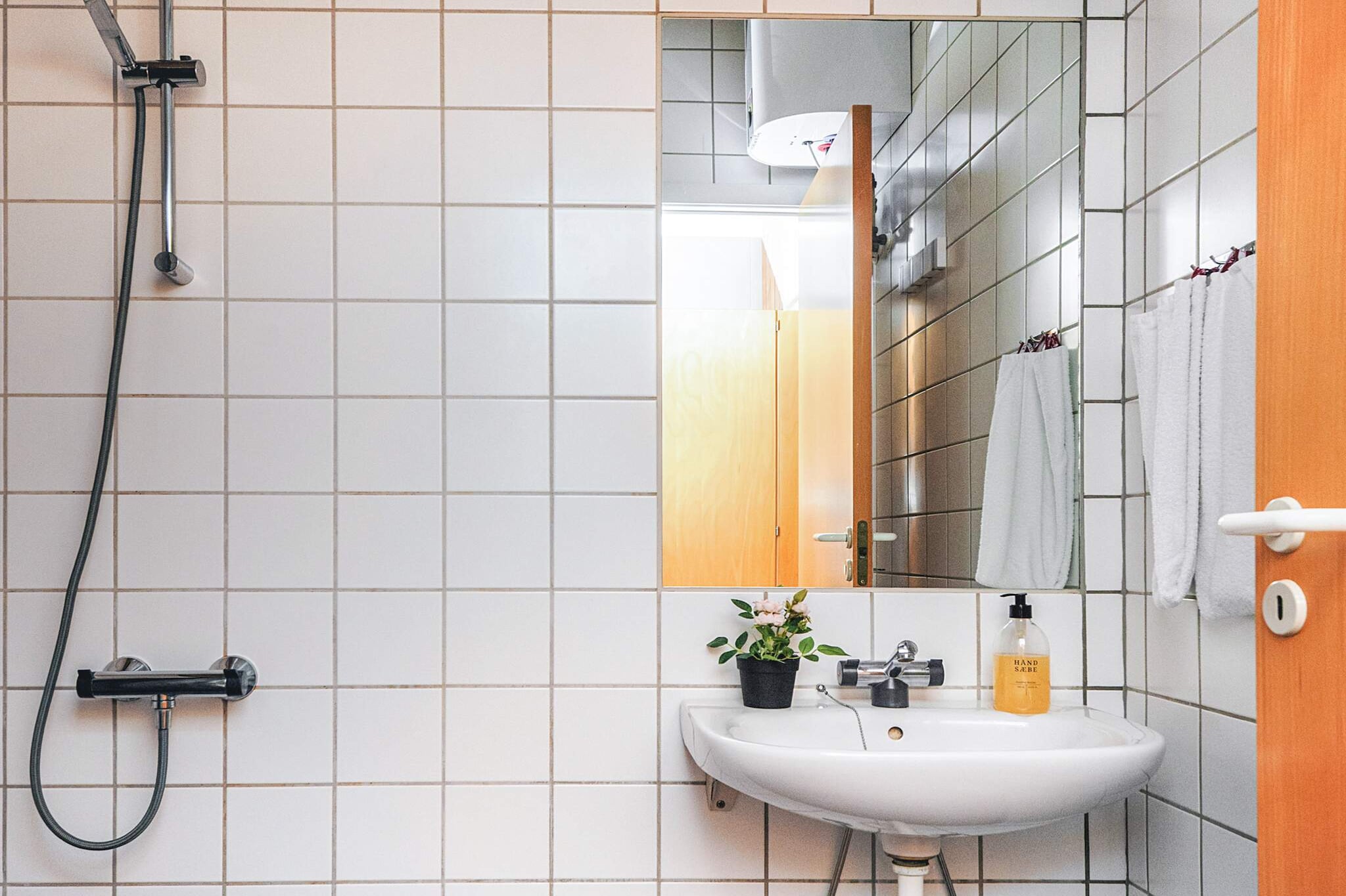 This small cabin is located directly on the picturesque Ansager Å-dal river, just steps from Mariehaven (150 m) and shops (400 m). It's also an ideal base for day trips to Legoland, the Tirpitz Museum, Blåvand, and similar destinations. The cabin features a small kitchenette, a dining table, a bathroom, TV, and internet access, and can accommodate up to four guests in two bunk beds. Outside, there's plenty of space to play and run around in the park-like area with seating and barbecue facilities. Practical information: Electricity, water, and heating are included in the price, so you don't have to worry about consumption. Wi-Fi and TV are provided free of charge. Bed linen and towels are included and provided. Cutlery and dishes are also provided. A refundable security deposit may be required shortly before your arrival date. The security deposit ensures a smooth stay and covers any additional services or utility costs. This deposit covers utility consumption during your stay as well as any additional services used. The final amount will be adjusted based on actual meter readings and usage of additional services. Any remaining balance will be refunded within 21 days of check-out. The security deposit serves only as an advance payment for services you would otherwise pay for and facilitates a smooth stay and check-out process.