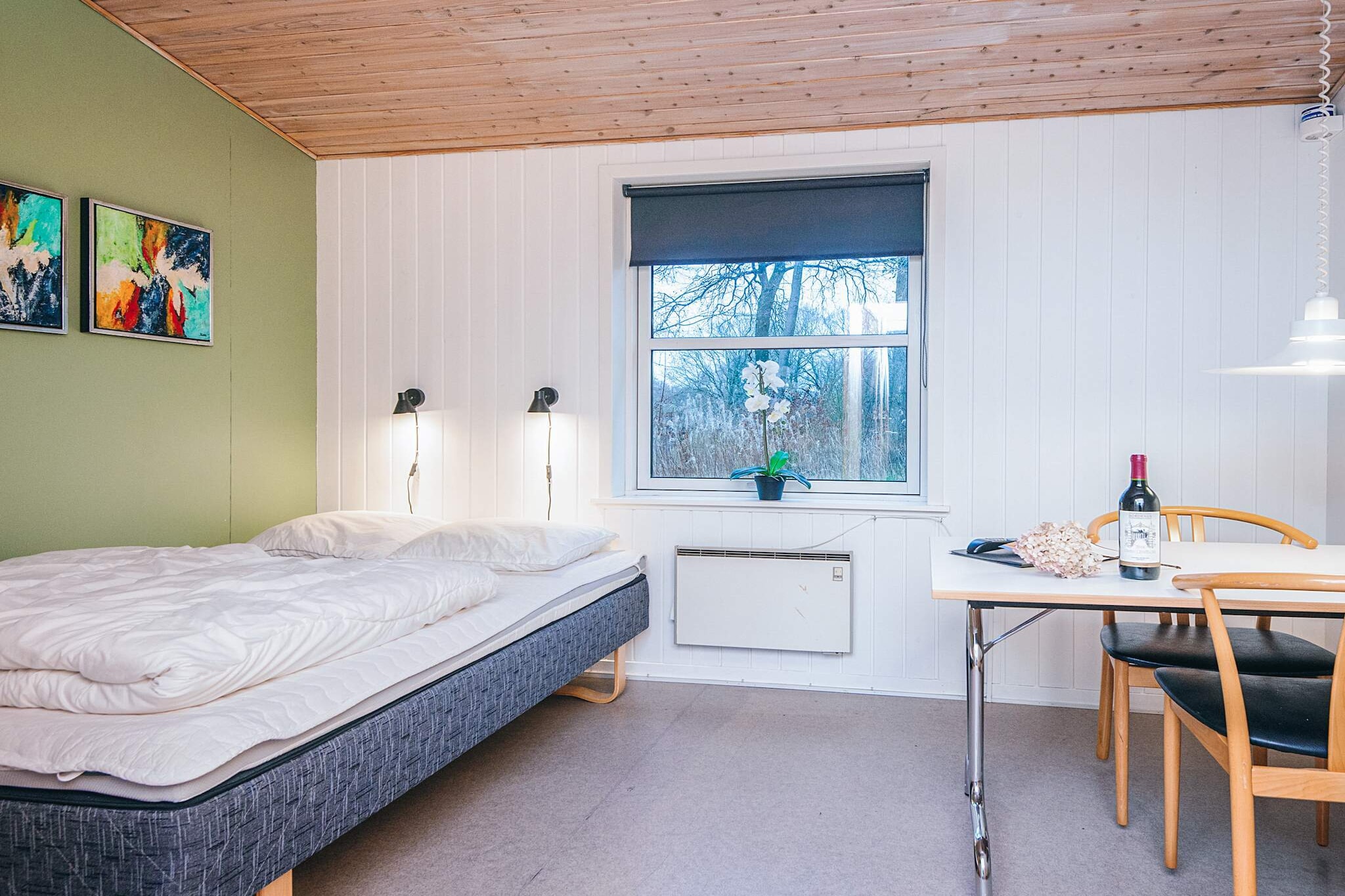 Internet Access DSL, Kitchen(coffee machine, fridge(+ freezer)), Living/bed room(TV(german television channels, danish TV channels (DR1 and TV2), norvegian TV channels , swedish TV channels)), bedroom(2x single bed), bathroom(washbasin, shower, toilet), heating(electric), garden