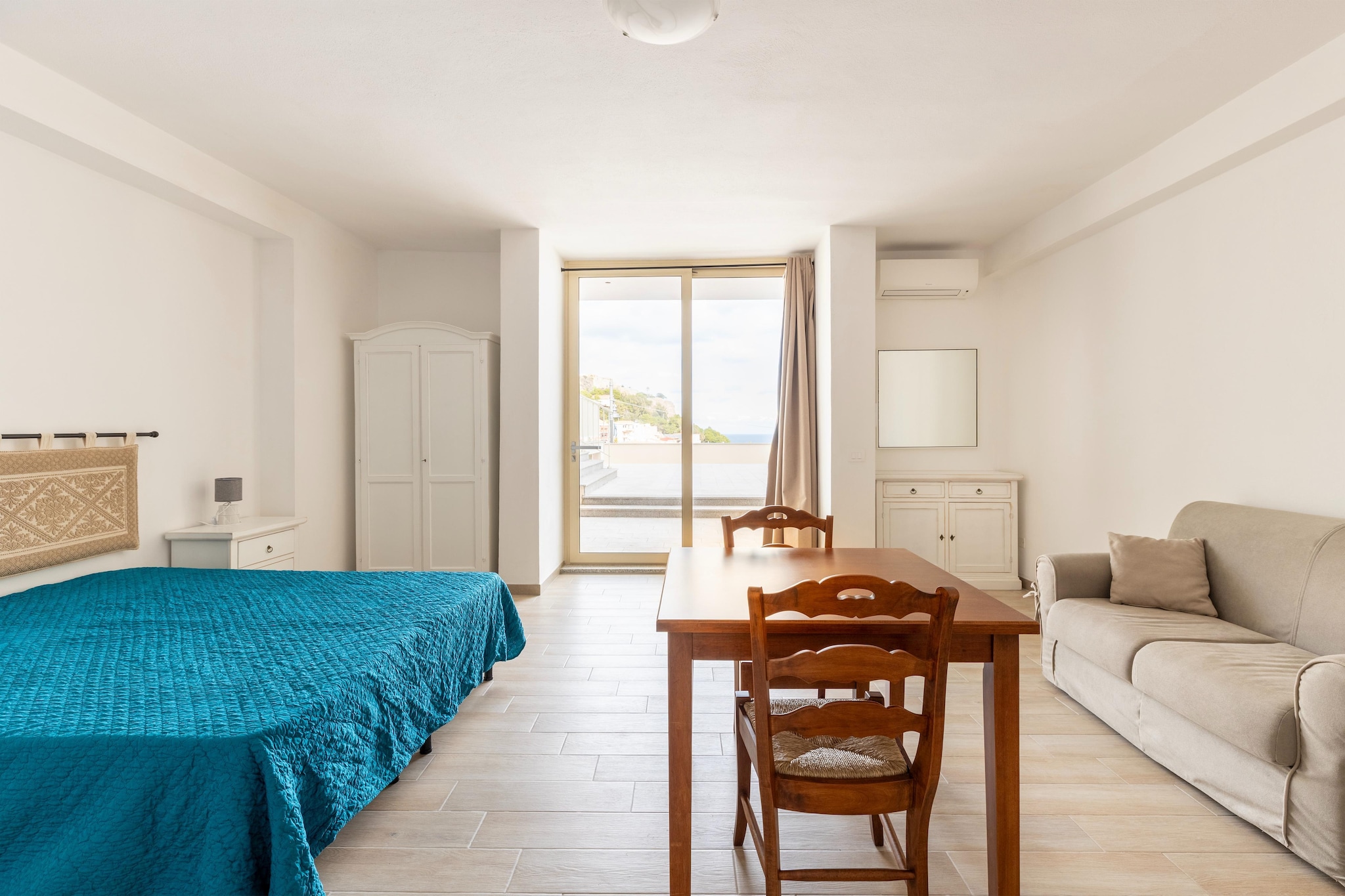 Aria condizionata e terrazza vista mare