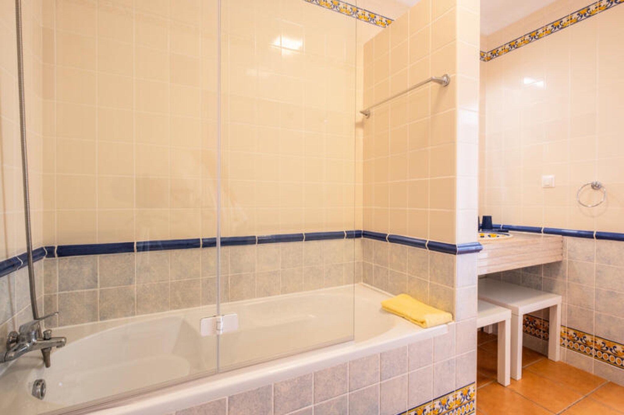 In the heart of the serene Galé area of Albufeira, this charming villa invites you to experience the perfect blend of coastal tranquility and modern comfort. Imagine waking up to the gentle sea breeze, enjoying your morning coffee in a private garden, and strolling along picturesque paths to the golden sands of Praia de São Lourenço and Praia da Galé, just a 15-minute walk away. This is your haven for relaxation and unforgettable moments by the Algarve coast.
Villa Galé SunBeach Village is thoughtfully designed to accommodate up to five guests, offering two beautifully appointed bedrooms. The master bedroom features a plush king-size bed, while the second bedroom provides two single beds that can be joined to form a double. With two bathrooms—one with a shower and the other with a bathtub—comfort and convenience are guaranteed. The spacious living room, complete with a dining area, opens directly to the private garden, where a barbecue and outdoor dining space await. The fully equipped kitchen ensures you have everything you need to prepare delicious meals, making it feel like a true home away from home.
The villa is part of a private complex featuring a shared swimming pool and secure parking for up to two cars. From the pool area, a scenic path leads directly to the nearby beaches, perfect for leisurely walks or sun-soaked afternoons. The surrounding area offers a wealth of activities, from exploring Albufeira’s vibrant town center to discovering hidden coves and indulging in fresh seafood at local restaurants.
Whether you’re seeking a peaceful retreat or an adventure-filled getaway, Villa Galé SunBeach Village provides the ideal base to create lasting memories in the Algarve. With its prime location, modern amenities, and inviting atmosphere, your dream holiday awaits.