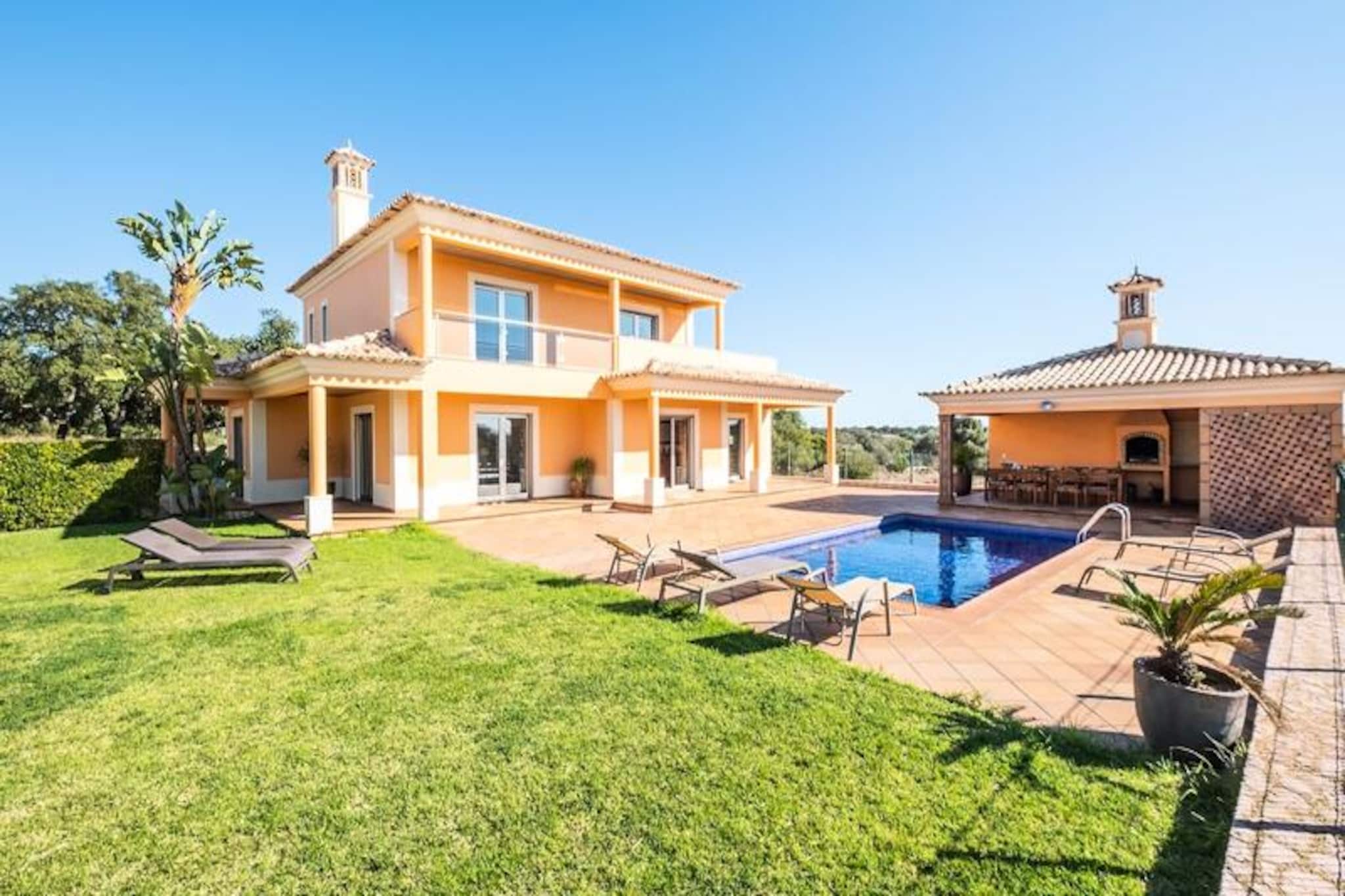 Villa in Algarve with Private Pool & BBQ