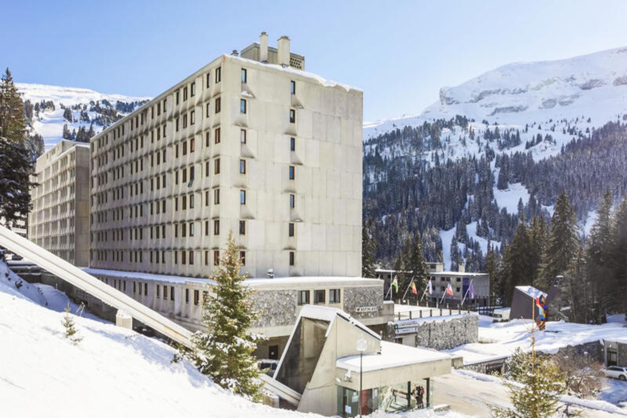 In the heart of the vibrant Flaine Forum district, this charming 4-room apartment offers an unbeatable location for your alpine getaway. Positioned just 150 meters from the slopes and ski school meeting point, and a mere 20 meters from the bustling shopping mall, you’ll find yourself immersed in the lively atmosphere of Flaine’s central hub. From the moment you arrive, the dynamic energy of the resort surrounds you, with bars, restaurants, and activities just steps away. Whether you’re here to ski, explore, or simply relax, this residence places you at the center of it all.
Spanning 71 m², this bright and well-maintained apartment is located on the 3rd floor and features a thoughtful layout designed for comfort and convenience. The open-plan kitchen and living area create a welcoming space to gather after a day on the slopes, complete with a dining table for six and cozy seating. With three bedrooms, including a double bed and two rooms with bunk beds, it’s perfect for families or groups of up to six. Two bathrooms, one with a bathtub and the other with a shower, ensure everyone has ample space to refresh and unwind.
Step outside, and you’ll find everything you need within walking distance. From ski rentals to après-ski hotspots, Flaine Forum is the beating heart of the resort, offering endless entertainment and amenities. Beyond skiing, the area boasts a variety of activities, from snowshoeing to cultural events, ensuring there’s something for everyone.
This residence is the ideal choice for those seeking a blend of convenience, comfort, and the vibrant charm of Flaine. Book your stay today and create unforgettable memories in the French Alps.