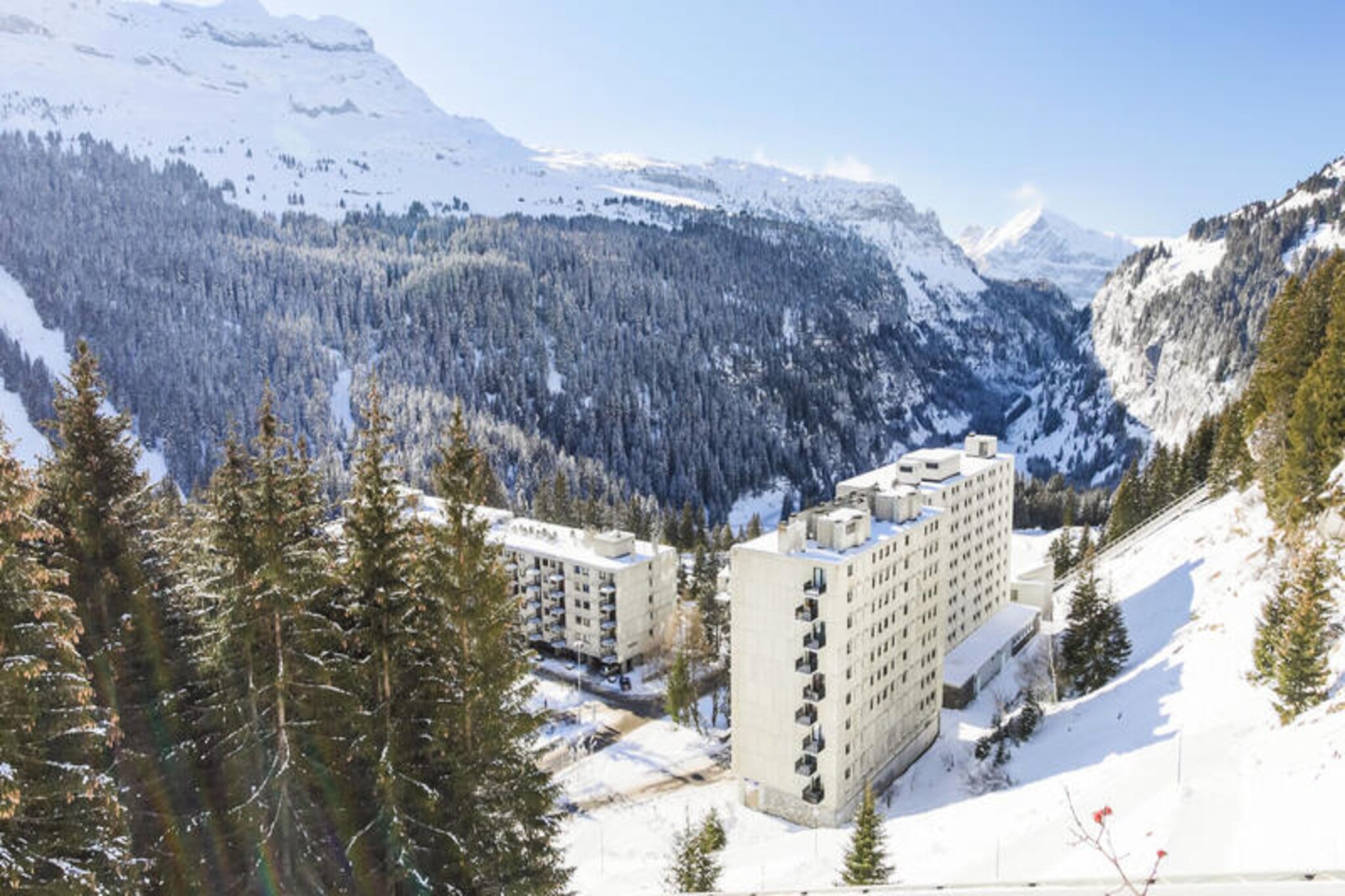 In the heart of Flaine Forum, the vibrant center of the Flaine resort, this cozy apartment invites you to experience the perfect alpine getaway. Whether you're here for thrilling ski adventures or serene mountain escapes, this residence places you right in the middle of it all, with the slopes just 300 meters away and the convenience of the resort's free Skibus to whisk you there in minutes. After a day of exploring, unwind on your private balcony and soak in the crisp mountain air. 
 
 Compact yet thoughtfully designed, this 23 m² apartment is ideal for couples or small families. The living room features a comfortable sofa bed for two, while the enclosed sleeping alcove with bunk beds is perfect for children. A fully equipped kitchen and a cozy dining area make it easy to enjoy meals together after a day of outdoor activities. The bathroom includes a bathtub for a relaxing soak, and essential amenities like bed linen and towels are provided during the winter season. 
 
 Step outside, and you'll find yourself just 50 meters from the local shopping mall, where a variety of bars, restaurants, and shops await. Flaine is renowned for its lively atmosphere and diverse activities, from skiing and snowboarding in winter to hiking and mountain biking in summer. The resort's entertainment options ensure there's something for everyone, whether you're seeking adventure or relaxation. 
 
 Choose Résidence Véga for its unbeatable location, cozy comfort, and easy access to all that Flaine has to offer. Create unforgettable memories in this charming alpine retreat, where every day is an opportunity to embrace the beauty of the mountains.