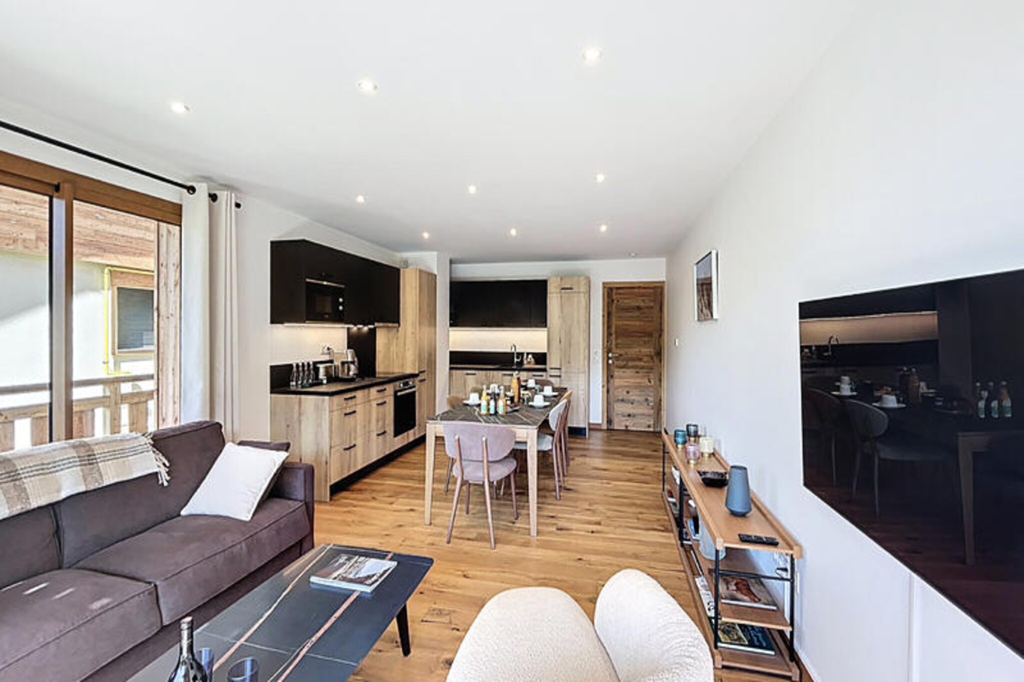In the heart of the French Alps, just a short distance from the historic center of Morzine, this newly built apartment offers the perfect blend of tranquility and adventure. Surrounded by stunning alpine scenery, this retreat invites you to unwind and immerse yourself in the beauty of the mountains, whether blanketed in snow or bursting with summer greenery. From the moment you arrive, you'll feel the peaceful charm of this idyllic getaway.
Designed to accommodate up to six guests, the apartment features two cozy bedrooms and two modern bathrooms. The thoughtful layout includes a bunk bed and two double beds, making it ideal for families or groups of friends. The open-plan living area is both functional and inviting, with a fully equipped kitchen that’s perfect for preparing hearty meals after a day of exploring. Step out onto your private balcony to soak in the breathtaking views of the surrounding peaks, a perfect spot to enjoy your morning coffee or an evening glass of wine.
For winter sports enthusiasts, the apartment offers a private underground parking space and a ski storage room complete with electric boot dryers, ensuring your gear is ready for the slopes each day. In warmer months, the area transforms into a paradise for hikers and nature lovers, with trails that lead to panoramic vistas and serene alpine meadows.
Whether you’re here to carve through fresh powder, hike through lush landscapes, or simply relax and recharge, this apartment provides a serene and comfortable base for your alpine adventures. Experience the magic of Morzine and create unforgettable memories in this peaceful mountain retreat.
