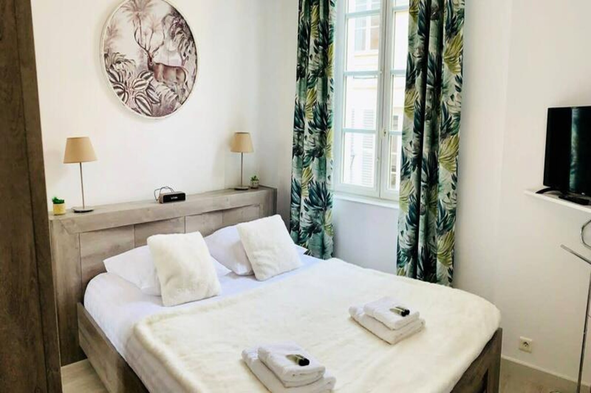 In the heart of La Rochelle’s historic district, this beautifully renovated one-bedroom apartment invites you to experience the charm and vibrancy of this coastal gem. From the moment you arrive, the lively atmosphere of the central market and the surrounding arcades sets the tone for an unforgettable stay. Whether you’re planning a romantic retreat, a family getaway, or a trip with friends, this apartment offers the perfect blend of comfort and convenience.
Step inside to discover a thoughtfully designed space that combines modern amenities with timeless elegance. The living room opens seamlessly into the dining and kitchen area, creating a warm and inviting environment. The fully equipped kitchen features everything you need, from a refrigerator and oven to a Nespresso coffee maker and kettle. The separate bedroom boasts a cozy double bed, while the living room sofa bed provides additional sleeping space. The bathroom is fitted with a bathtub, sink, and toilet, ensuring a relaxing end to your day. A pantry with a dishwasher, washing machine, and dryer adds to the apartment’s practicality.
Located on the first floor of a pedestrianized building, this apartment places you steps away from the city’s best attractions. Stroll to the Old Port, just 500 meters away, where you can embark on boat trips to nearby islands. Explore the vibrant market district, known for its authentic charm, bustling restaurants, and unique shops. For those looking to venture further, Place de Verdun, only 200 meters away, offers bus connections to Île de Ré and bike rentals for scenic rides.
With private parking nearby and the Aloha Concierge Service ready to assist you throughout your stay, this apartment ensures a stress-free and memorable holiday. Immerse yourself in the beauty and culture of La Rochelle, where every corner reveals a new story waiting to be discovered.