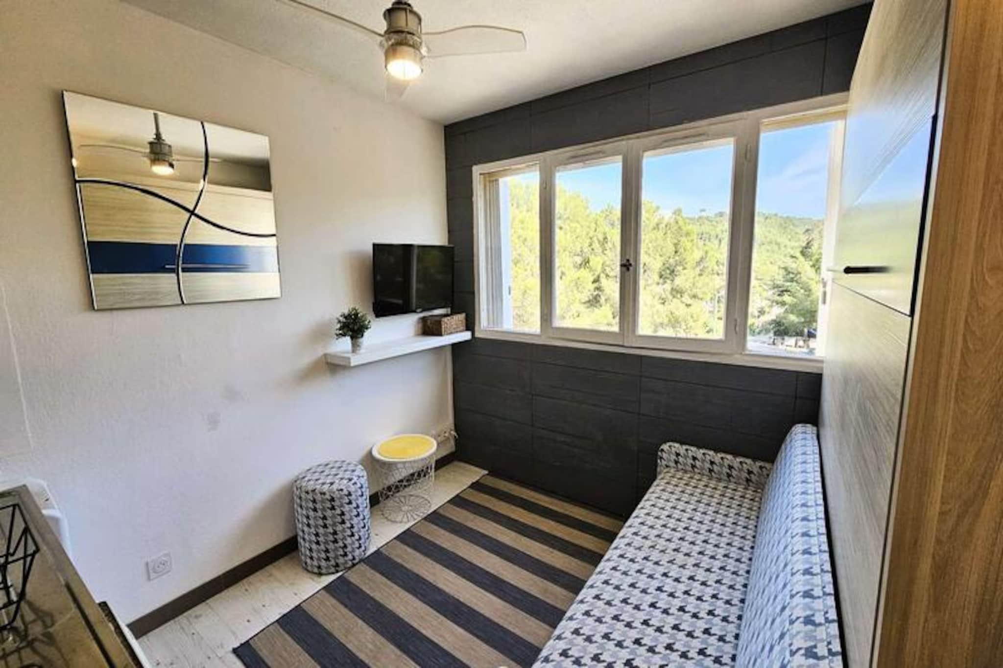 Apartment in Saint-Mandrier with Pool Access