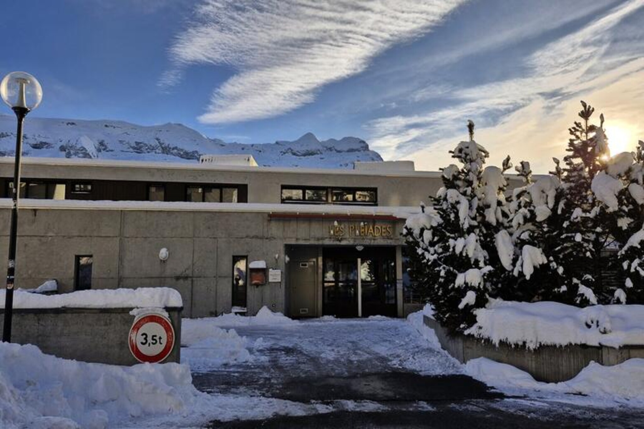 Spacious and bright apartment · Resort center · Balcony · Covered parking