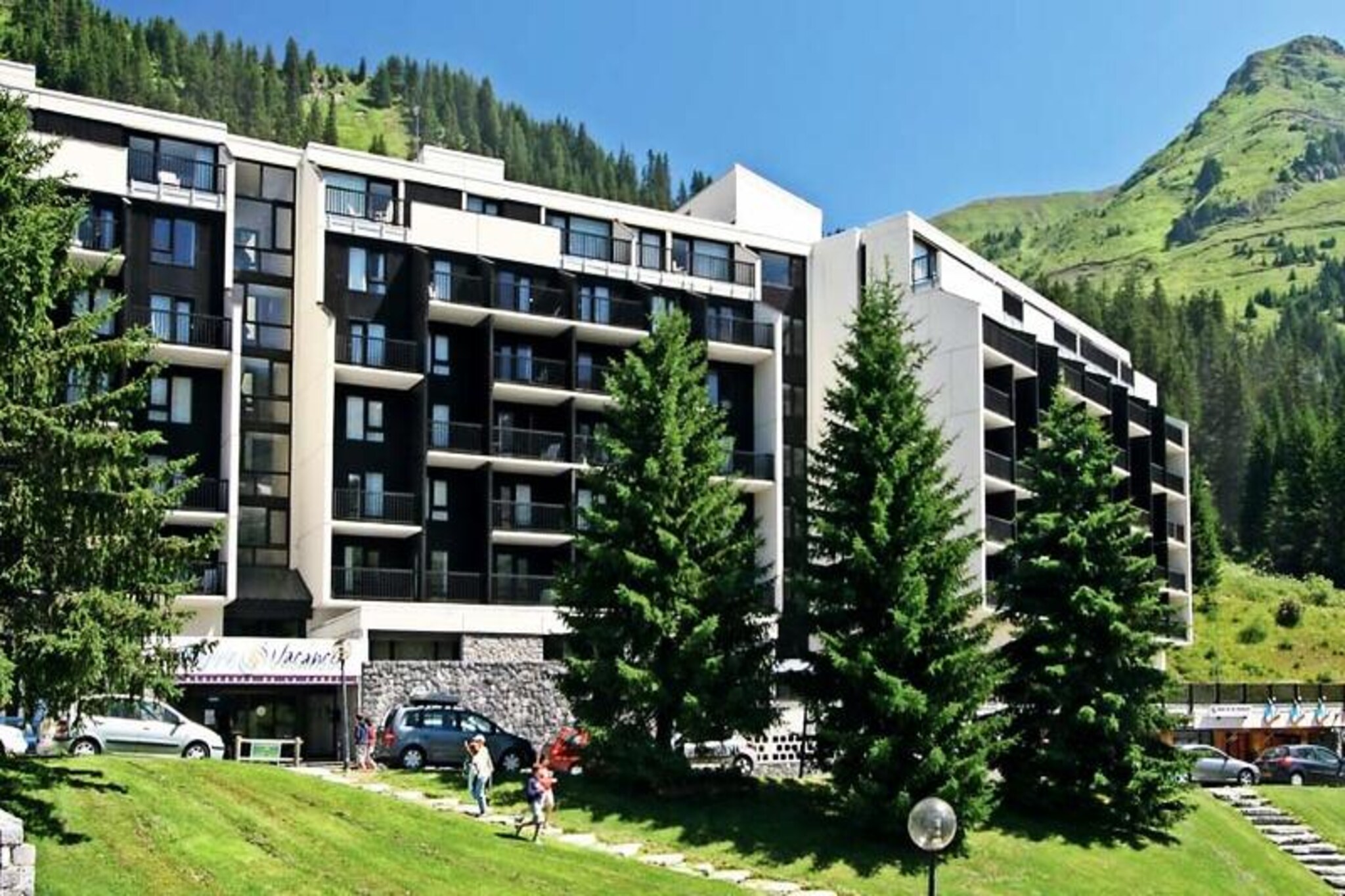 High above the serene alpine landscapes of Flaine, this charming apartment in the Flaine Forêt district offers a cozy retreat for those seeking adventure and tranquility. With the slopes and ski school meeting points just 50 meters away, your mountain escape begins the moment you step outside. The residence is conveniently close to shops, ensuring everything you need is within reach, while the breathtaking views of the surrounding peaks set the stage for unforgettable moments.
This 42.80 m² comfort apartment, located on the 5th floor, is thoughtfully designed to accommodate up to six guests. The bedroom features two single beds and a set of bunk beds, while the living room includes a double sofa bed for added flexibility. A flat-screen TV, a bathroom with a bathtub, and a separate toilet provide modern conveniences, while the kitchenette is equipped with an electric hob, dishwasher, and microwave for easy meal preparation. Ski lockers and duvets ensure your stay is both practical and comfortable. Please note that bed linen and towels are not provided, and the apartment is non-smoking.
Flaine is a paradise for outdoor enthusiasts, offering skiing in winter and a plethora of activities during the summer season. Guests staying six nights or more in summer receive the \