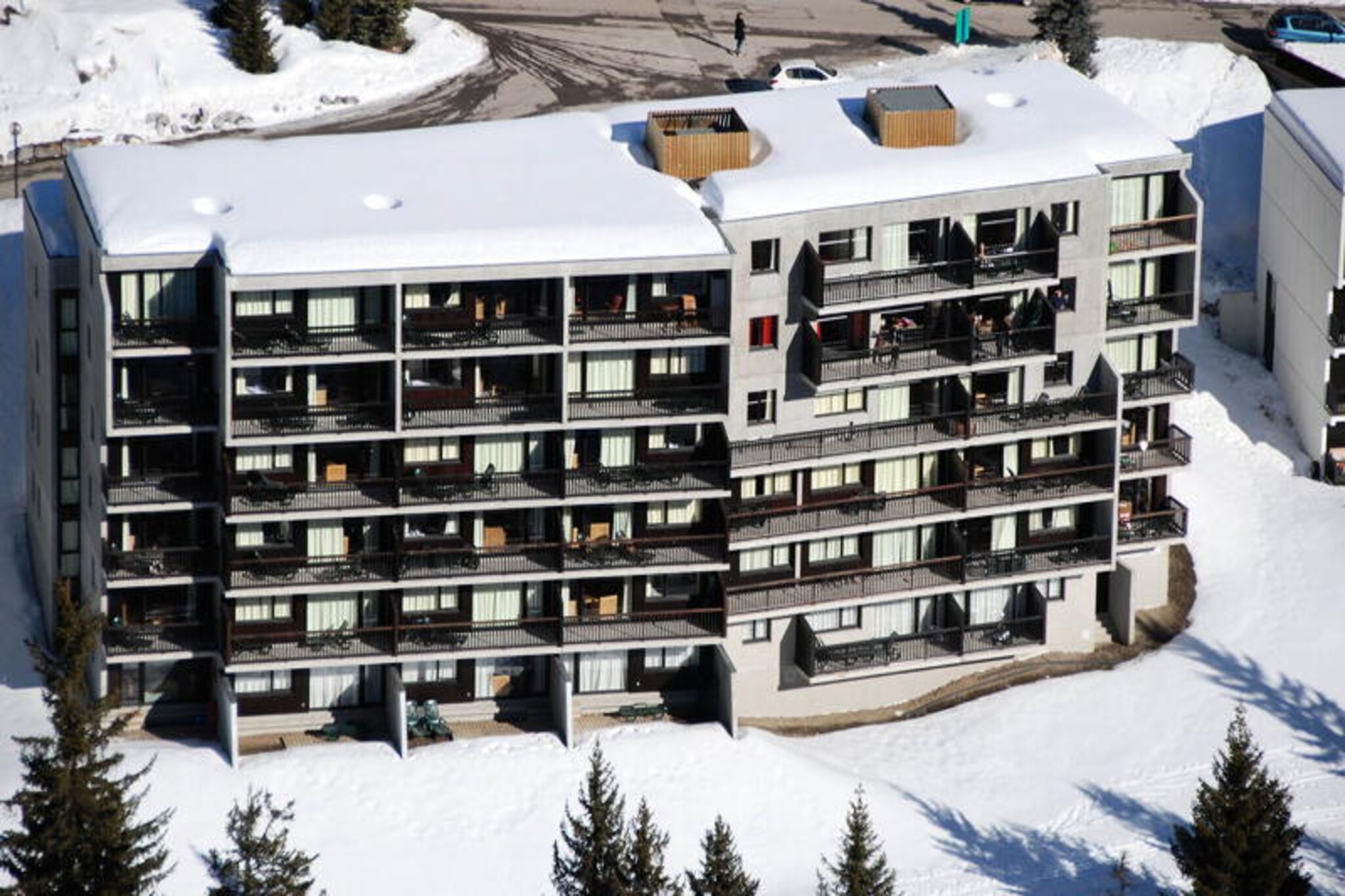 In the heart of Flaine Forêt, this charming two-room apartment offers a cozy retreat for up to four guests, blending modern comfort with alpine charm. Just 500 meters from the slopes and ski lifts, and only 150 meters from the shopping mall, it provides the perfect balance between convenience and tranquility. The free ski bus stops right in front of the residence, ensuring effortless access to the snowy adventures that await. After a day on the slopes, unwind on the south-facing balcony, soaking up the mountain views and crisp alpine air. \n\nInside, the apartment is thoughtfully designed with a spacious living room featuring a single sofa bed and trundle bed, as well as a separate bedroom with a luxurious 160 cm double bed. The open-plan kitchen is fully equipped with ceramic hobs, an oven, microwave, and dishwasher, making it easy to prepare hearty meals. Relax in the living room with a flat-screen TV offering cable channels, or enjoy a long soak in the spacious bathroom with its bathtub and toilet. The apartment also includes a ski locker, parquet flooring, and tiled kitchen and bathroom areas, ensuring both practicality and style.\n\nFlaine Forêt is a vibrant hub for winter sports enthusiasts and summer adventurers alike. In winter, enjoy the proximity to the Grand Massif ski area, renowned for its extensive slopes and breathtaking views. In summer, the included Flaine Summer Pass unlocks a world of activities, from hiking and mountain biking to cultural events. The nearby shopping mall offers a variety of restaurants, shops, and entertainment options, making it easy to enjoy every moment of your stay.\n\nWhether you’re here to carve through fresh powder or explore the serene mountain trails, this apartment is your gateway to unforgettable alpine experiences. With its prime location, modern amenities, and warm ambiance, it’s the perfect home away from home for your next mountain escape.