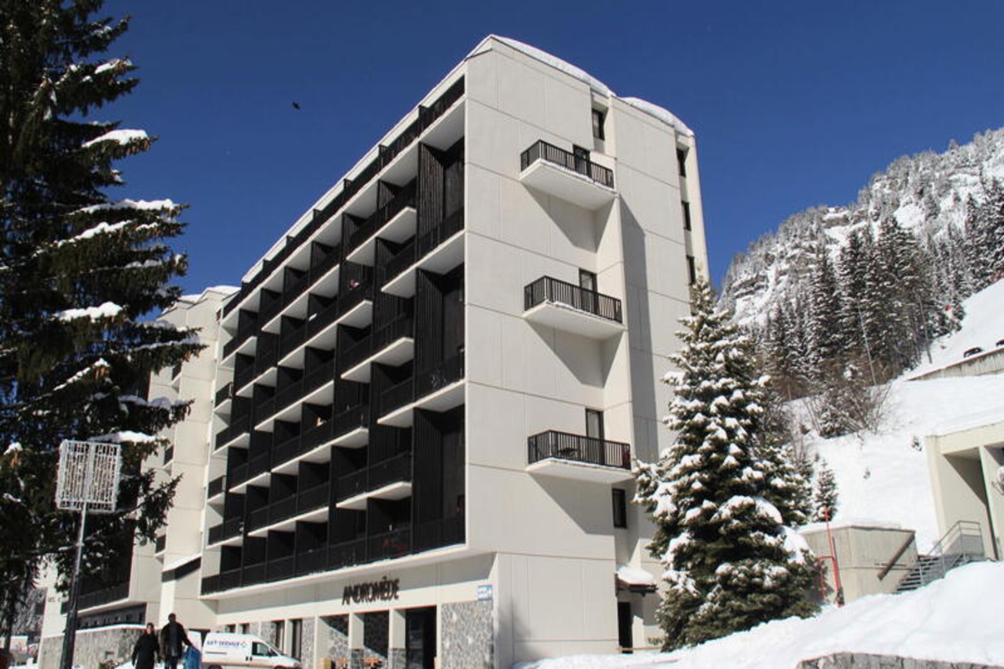 Bright studio with ski locker · Close to the slopes · Balcony