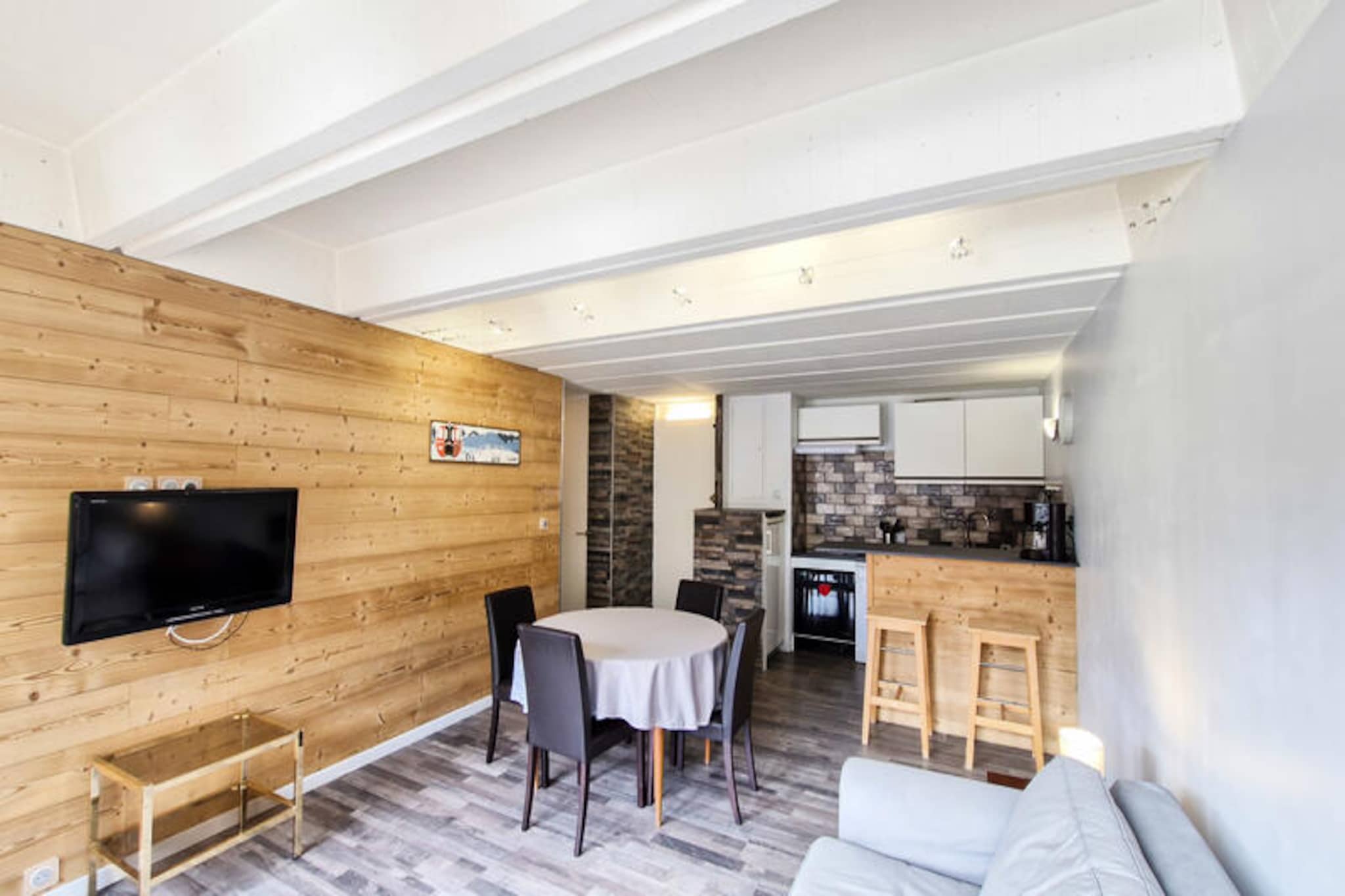 Comfortable apartment · Close to the slopes and shops · Balcony