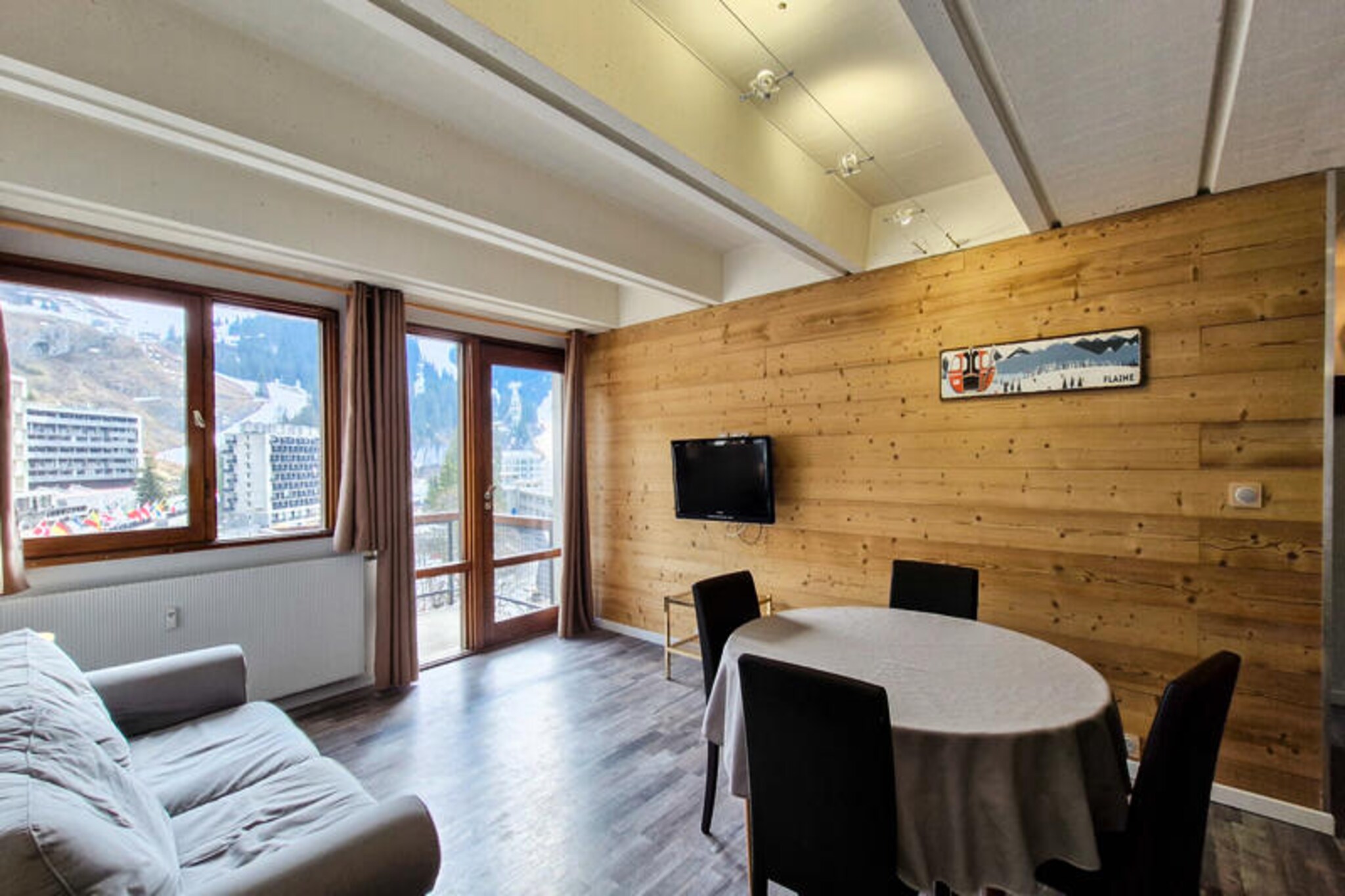 Comfortable apartment · Close to the slopes and shops · Balcony