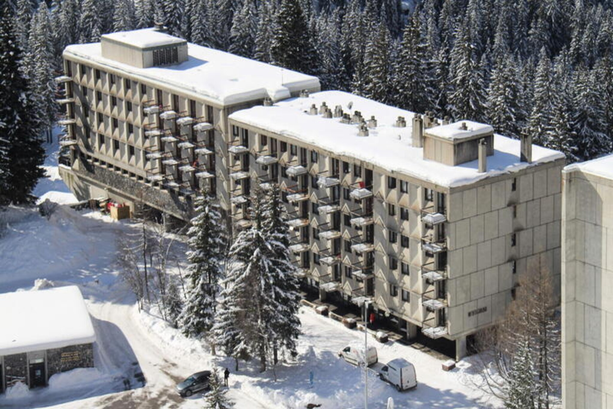 In the heart of Flaine Forum, where the charm of alpine living meets modern convenience, this beautifully renovated apartment offers a warm and welcoming retreat for your mountain getaway. Just 150 meters from the slopes and ski school meeting points, it’s the perfect base for families and groups eager to embrace the thrill of skiing or the serenity of the mountains. The west-facing balcony invites you to bask in the golden hues of the setting sun, a perfect backdrop to unwind after a day of adventure. \n\nSpanning 50 square meters, this thoughtfully designed 2-room apartment comfortably accommodates up to six guests. The living room features a cozy double sofa bed, while the bedroom offers a double bed and a set of bunk beds, ideal for families or friends traveling together. The open kitchen is fully equipped with modern appliances, including an induction hob, oven, dishwasher, microwave, refrigerator, freezer, and even a washer-dryer, ensuring a seamless and comfortable stay. A sleek shower room and separate toilet add to the convenience, while the flat-screen TV and ski locker enhance your experience. Please note, the apartment is smoke-free, pet-free, and the upper bunk is not suitable for children under six years old. \n\nBeyond the apartment, Flaine Forum offers a vibrant atmosphere with shops, restaurants, and activities right at your doorstep. In the summer, guests staying six nights or more can enjoy the exclusive \