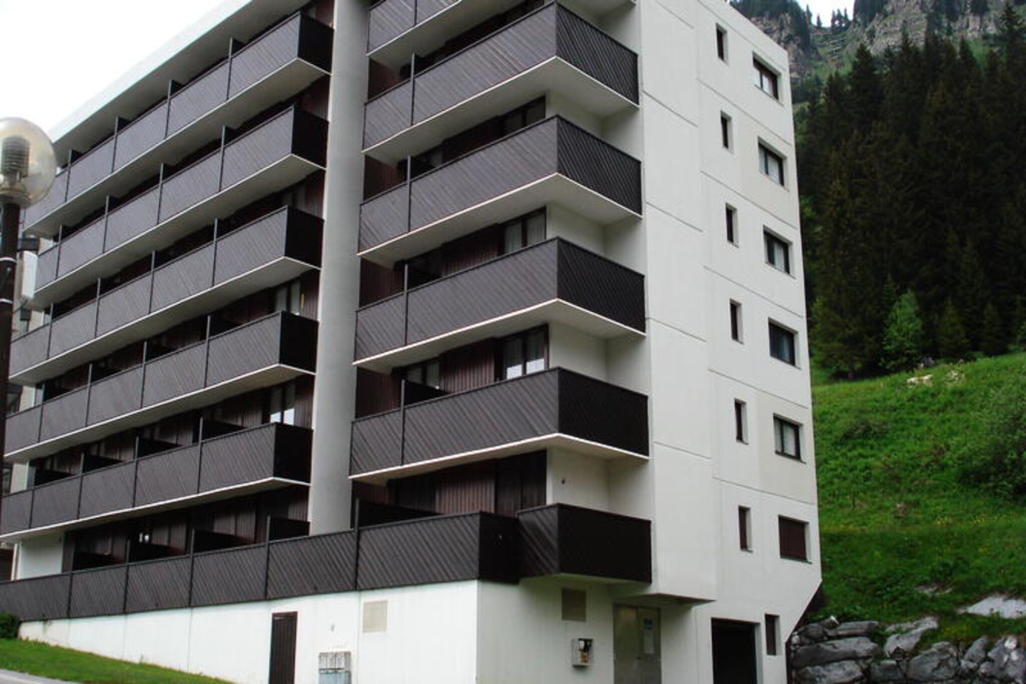 In the serene Flaine Forêt district, this beautifully renovated 3-room apartment offers a cozy alpine retreat just 150 meters from the Gérats chairlift and 500 meters from the slopes. With its south-facing balcony, wood-burning stove, and modern amenities, it’s the perfect base for your mountain adventures. Imagine waking up to the crisp mountain air, sipping your morning coffee on the balcony, and heading out for a day of skiing or hiking right at your doorstep. The nearby bus stop and shops, just 200 meters away, ensure convenience throughout your stay. \n\nThe apartment spans 48 m² and is thoughtfully designed to accommodate up to six guests. It features a warm and inviting living room with a flat-screen TV and a non-convertible sofa, a fully equipped kitchenette with induction hobs, an oven, microwave, dishwasher, and a Nespresso coffee machine for your morning brews. The sleeping arrangements include a double bed in the main bedroom, another double bed in a cozy windowless room, and a charming cabin with bunk beds, perfect for children over six. The modern shower room with a heated towel rail and a separate toilet add to the comfort. \n\nFor ski enthusiasts, the dedicated ski locker ensures your gear is always ready for action. In summer, the Flaine Summer Pass, included for stays of six nights or more, opens the door to a variety of exciting activities, making this property a year-round destination. Whether you’re here to carve the slopes, explore scenic hiking trails, or simply relax by the wood-burning stove, this apartment promises an unforgettable alpine escape. With its prime location and thoughtful amenities, it’s the ideal choice for families and friends seeking both adventure and relaxation in the heart of the French Alps.