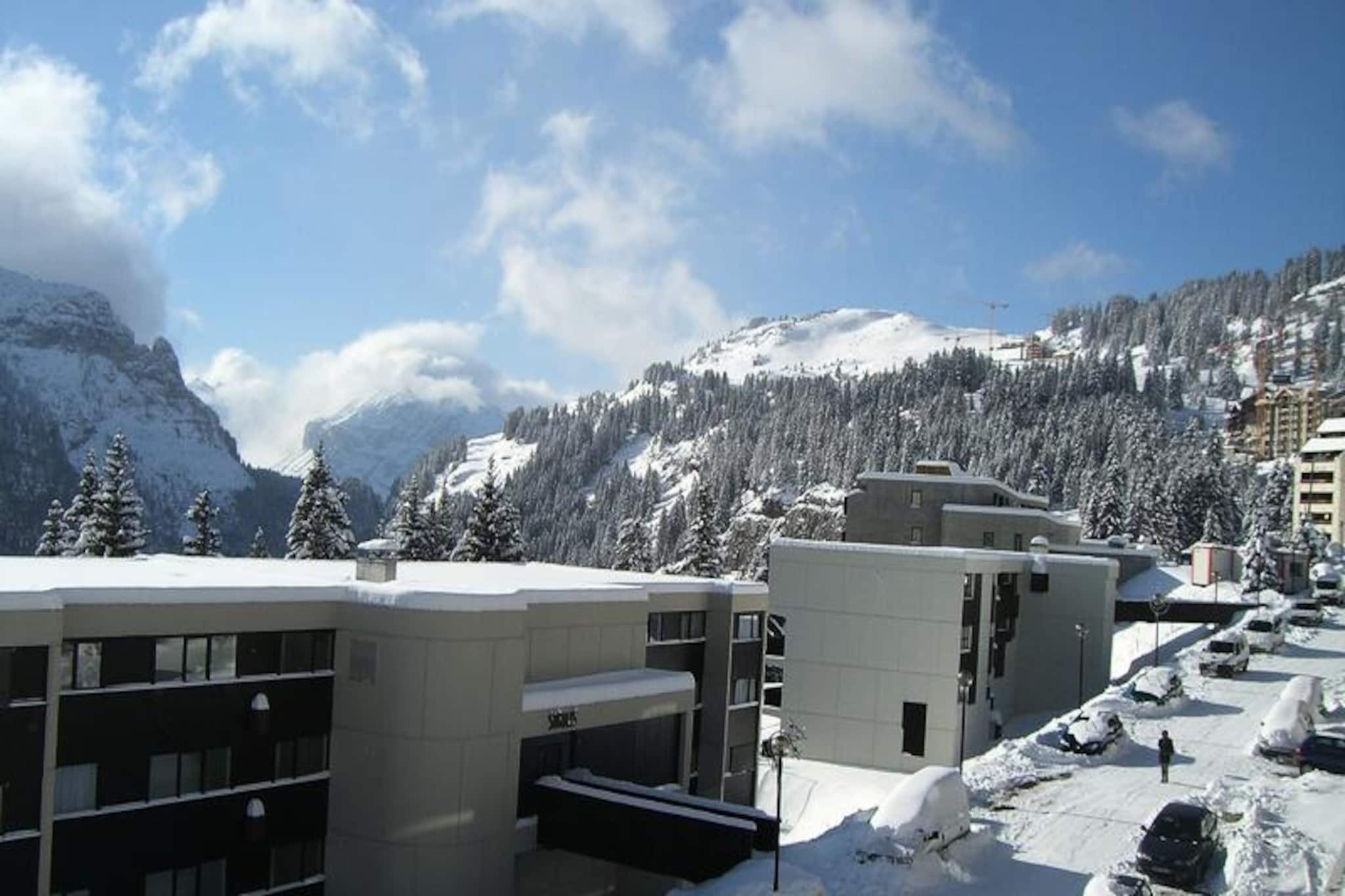 In the heart of the picturesque Flaine Forêt district, this charming and fully renovated studio cabin offers a cozy alpine retreat just 200 meters from the slopes and ski school meeting points. With its south-facing balcony, you can soak up the sun and enjoy breathtaking views of the surrounding peaks, making it the perfect spot to unwind after a day of mountain adventures. The residence’s prime location also places you within easy reach of local shops, ensuring convenience throughout your stay.
Designed to accommodate up to four guests, the 25 m² studio is thoughtfully equipped for comfort and functionality. The cabin entrance features a set of bunk beds, while the living room offers a comfortable double sofa bed and a flat-screen TV for relaxing evenings. The kitchenette is fully equipped with modern amenities, including ceramic hobs, a combi oven, a dishwasher, and a spacious refrigerator with a freezer, making it easy to prepare meals after a day on the slopes. The bathroom includes a bathtub for a soothing soak, and the separate toilet adds extra convenience. A ski locker is also provided for secure storage of your equipment.
Beyond skiing, Flaine transforms into a summer paradise with the included \