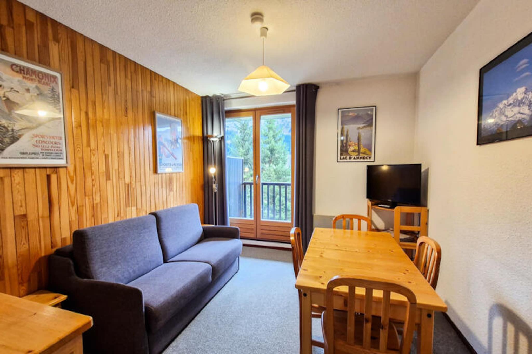 Comfortable studio with cabin · Close to slopes and shops · Balcony