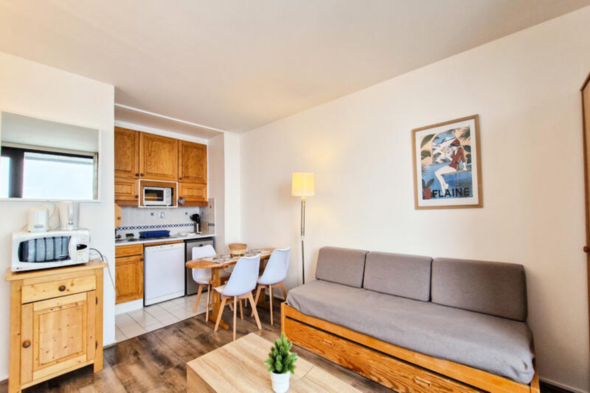 Bright studio · Close to the slopes and shops · Balcony