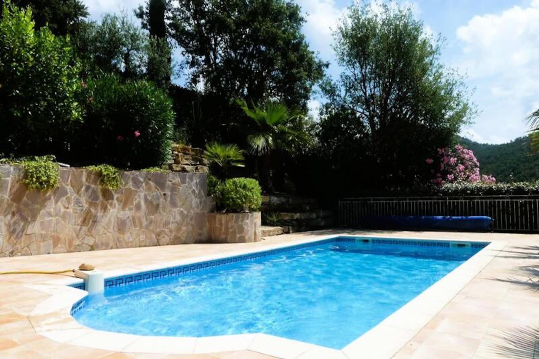 In the heart of the prestigious Domaine de Valcros, Villa Joya offers a serene escape surrounded by the natural beauty of the Var region. This exclusive estate, celebrated for its tranquil ambiance and renowned golf course, places you within easy reach of the region's most stunning beaches and coastal treasures. Here, the Mediterranean lifestyle unfolds in a perfect blend of relaxation and sophistication.
Designed to accommodate up to eight guests, Villa Joya is a haven of modern comfort and elegance. The villa features a spacious, air-conditioned living and dining area that seamlessly connects to a fully equipped kitchen, complete with premium appliances like dual electric ovens, a large refrigerator, and a 6-burner induction hob. The open-plan layout leads to a sprawling terrace with breathtaking sea views, a private swimming pool, and ample space for al fresco dining or lounging under the sun. The villa's four air-conditioned bedrooms, including a luxurious master suite with a king-size bed and en-suite shower, ensure restful nights for all guests. Additional amenities such as Wi-Fi, a ping-pong table, darts, and an electric barbecue enhance your stay.
Beyond the villa, the Domaine de Valcros invites you to explore its lush landscapes, while the nearby beaches of the Var region beckon for sun-soaked days by the sea. Whether you're teeing off at the estate's golf course, savoring local Provençal cuisine, or simply unwinding by the pool, Villa Joya offers an unparalleled holiday experience. With its blend of luxury, comfort, and prime location, this villa is the perfect choice for creating unforgettable memories in the South of France.