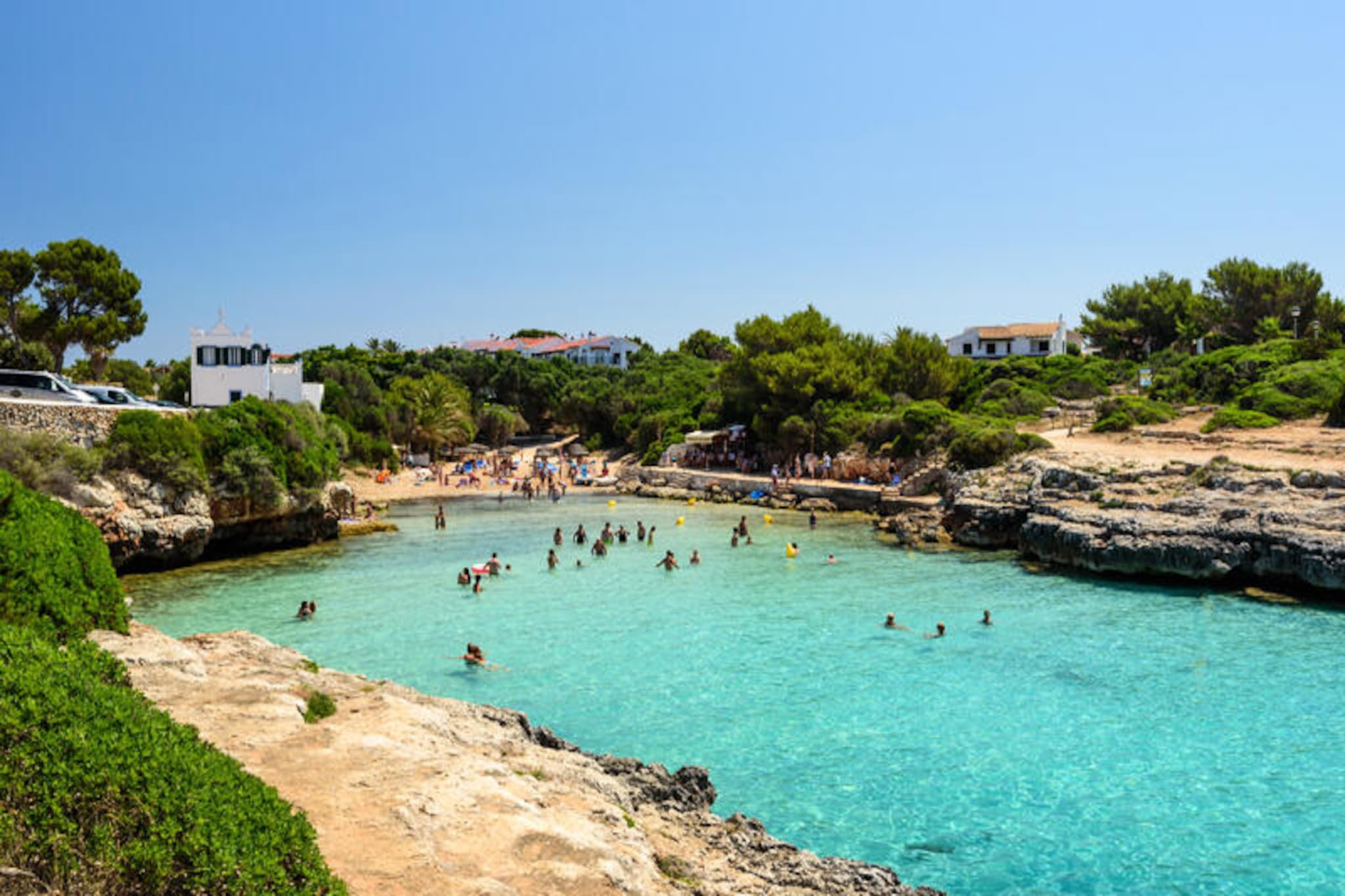 New in 2025!! This is your holiday apartment! Fona is in a great location for a holiday where you won't even need to rent a car! 200 meters from the sandy beach, 150 meters from the supermarket, 200 from the Mediterranean! Plus, if you're a fan of hiking and the famous "camé de cavalls", you'll be just 250 meters from one of the access points. On the sandy beach, you'll find beachfront restaurants, which is what we always look for when it comes to eating or dining with your feet in the water. Children's playgrounds, all the possibilities you can imagine. And what can I say about the interior? It's perfect! Tastefully furnished, with quality mattresses for optimal rest, air conditioning, a very spacious terrace, and a communal pool for those days when you can't be bothered to go to the beach. Without a doubt, this is a perfect apartment in every way, so you and your family can enjoy a well-deserved break and a pleasant rest. We look forward to seeing you!
Additional services to be paid on site:
Refundable security deposit of €200.00 per reservation