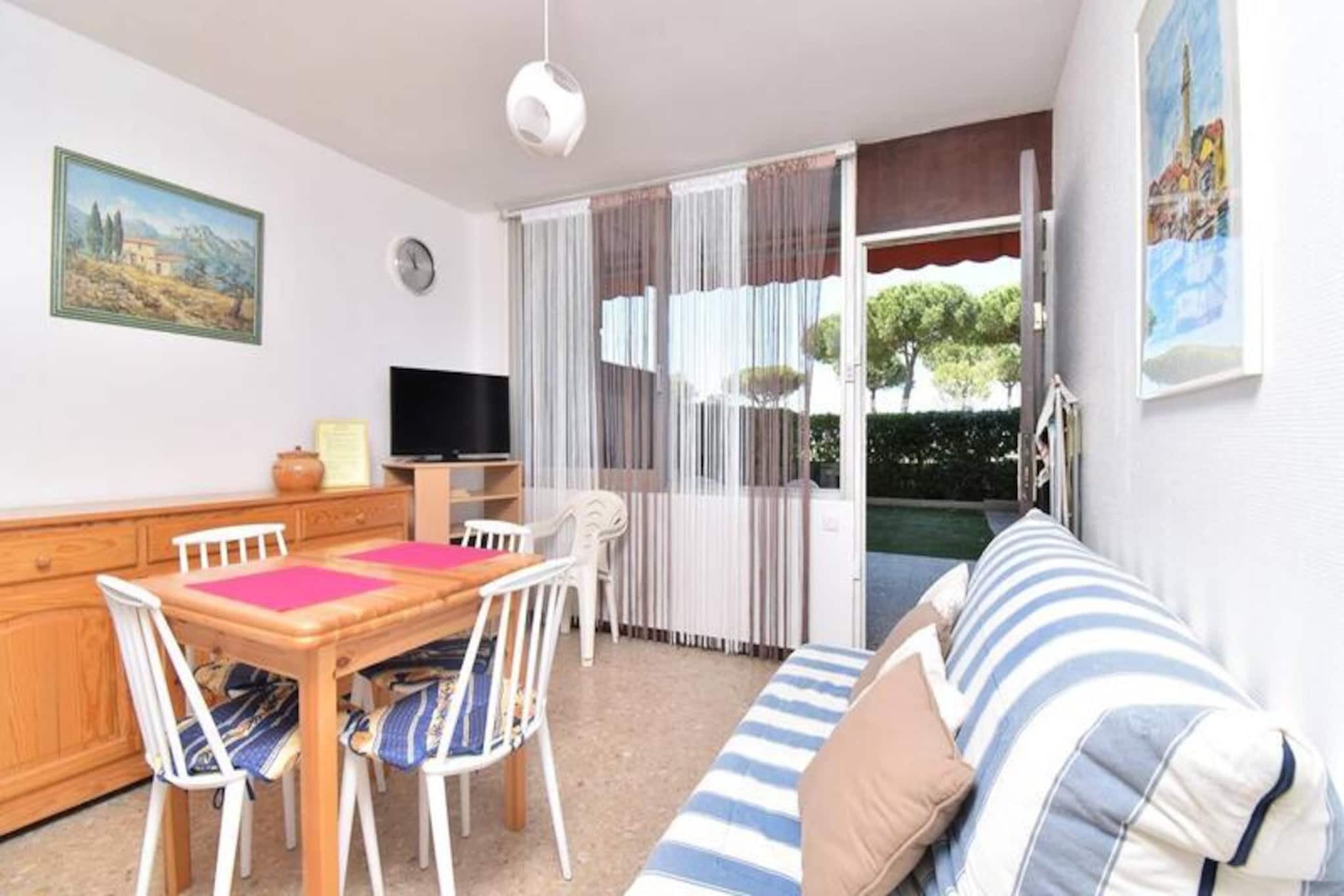 Apartment in Grau du Roi with Garden