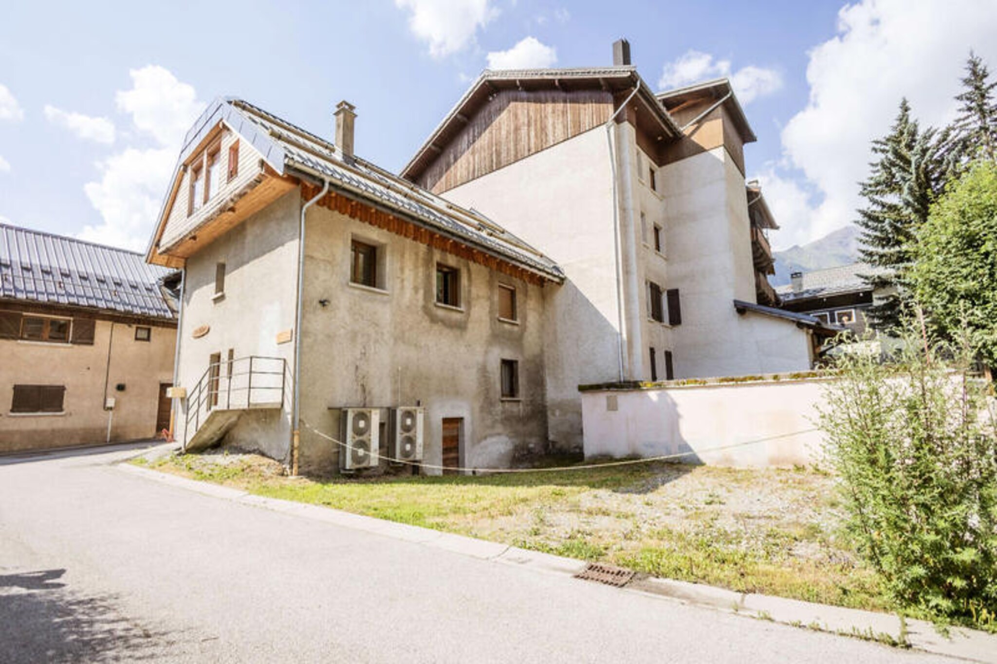 In the heart of the charming alpine village of Valloire, this delightful terraced house offers an ideal retreat for both winter and summer adventures. Just a short stroll from the Crêt de la Brive cable car and ski school meeting point, your gateway to the pristine slopes of the Maurienne Valley is only 450 meters away. In summer, the property is perfectly placed just 160 meters from the leisure center, where you can enjoy a swimming pool, ice rink, and wellness area, making it a year-round haven for relaxation and activity alike. The vibrant village atmosphere, with shops just 100 meters away, adds to the convenience and charm of this location.  

                     

Inside, the house is thoughtfully designed to accommodate up to six guests with comfort and style. The spacious living room, bathed in natural light from its east-facing windows, features a cozy lounge area with a sofa bed, TV, DVD player, and Wi-Fi for your entertainment. The modern kitchenette is fully equipped with an oven, microwave, dishwasher, induction hob, refrigerator with freezer compartment, and even a washing machine, ensuring all the comforts of home. The sleeping arrangements include a serene double bedroom, a flexible twin bedroom with beds that can be joined, and the sofa bed in the living room, all outfitted with plush duvets for restful nights.  

                     

Step outside and immerse yourself in the beauty of Valloire. In winter, the ski slopes and lifts are within easy reach, while in summer, hiking and cycling trails beckon from the surrounding mountains. The nearby leisure center offers family-friendly activities, and the village itself is alive with local shops, restaurants, and cultural events. With private parking and a shared ski room for convenience, this property ensures a seamless and enjoyable stay. Whether you're seeking thrilling alpine adventures or a tranquil escape in the French Alps, this charming home is your perfect base.
