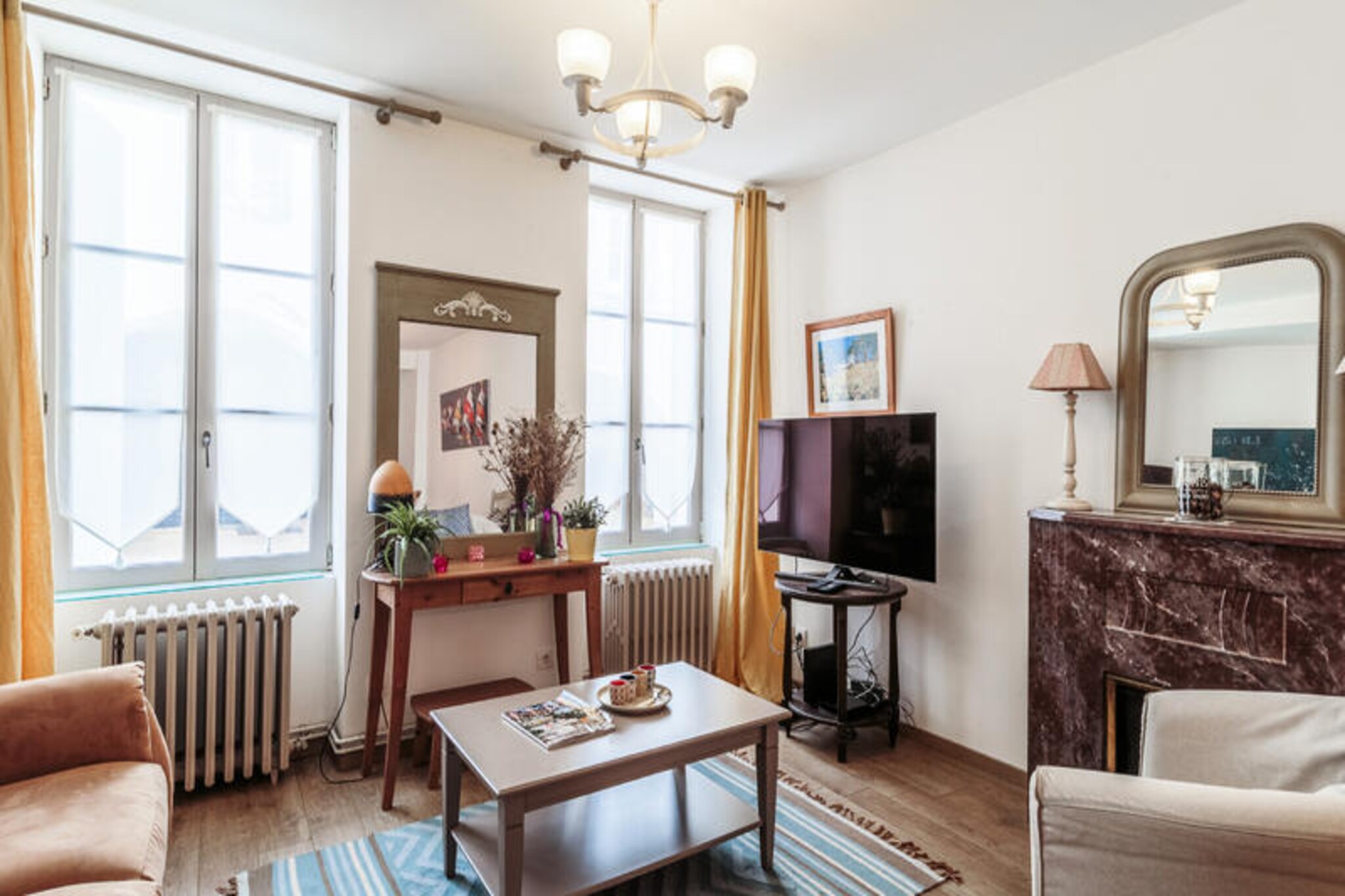 In the heart of the charming coastal city of La Rochelle, this delightful 51m² apartment offers the perfect retreat for families and small groups seeking a blend of comfort and convenience. Surrounded by the vibrant atmosphere of the city center, you’ll find yourself just steps away from local shops, inviting restaurants, and the historic charm that defines this French seaside destination. Whether you’re here to explore the cobblestone streets or relax by the ocean, this apartment is your gateway to an unforgettable experience.
Inside, the apartment is thoughtfully designed to accommodate up to four guests. It features two cozy bedrooms, a welcoming living area with a fireplace, and a 12m² terrace complete with garden furniture, perfect for enjoying a morning coffee or an evening glass of wine. The separate kitchen is fully equipped with modern appliances, including an induction hob, refrigerator, microwave, oven, dishwasher, and more, ensuring you have everything you need to prepare delicious meals. Additional amenities such as Wi-Fi, a TV, and a hairdryer add to the convenience, while the gas boiler ensures a warm and comfortable stay year-round.
Beyond the apartment, La Rochelle’s treasures await. The sandy beaches are just 1 km away, ideal for sunbathing or seaside strolls, while the nearby nature park and lake offer tranquil escapes into nature. Golf enthusiasts will appreciate the course just 1 km away, and the train station and airport, both within 4 km, make travel seamless. With its prime location and thoughtful amenities, this apartment is the perfect base for discovering the beauty and culture of La Rochelle.
Whether you’re drawn by the city’s maritime heritage, its culinary delights, or the allure of the Atlantic coast, this apartment promises a stay filled with comfort, charm, and unforgettable memories.
