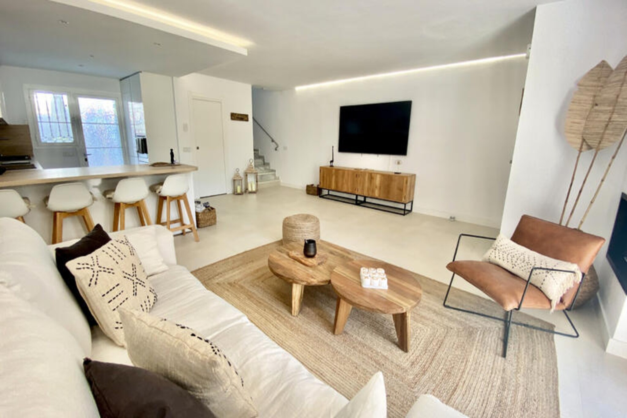 Imagine waking up in a sun-drenched terraced house, just 30 meters from the golden sands of La Cala de Mijas. This charming coastal retreat is perfectly situated in the heart of the village, where everything you need is within a short stroll—quaint shops, vibrant restaurants, and a well-stocked supermarket. The house has been thoughtfully renovated with a boho chic aesthetic, creating a warm and inviting atmosphere that blends modern comfort with Mediterranean charm.
Step inside to discover a bright and airy living space, where the open-plan kitchen flows seamlessly into the living room and out onto a sunlit terrace. With two terraces at your disposal, you can bask in the Spanish sun at any time of day. The property boasts three beautifully appointed bedrooms, each with its own TV and private balcony, offering a serene retreat after a day of seaside adventures. Two sleek bathrooms with walk-in showers and a separate toilet ensure convenience for all guests.
Nestled in a flower-filled residence, you’ll have access to two sparkling community pools and a private pathway leading directly to the beach. Whether you’re lounging by the pool or enjoying the gentle sea breeze on your terrace, this home is designed for relaxation and rejuvenation.
La Cala de Mijas offers a perfect blend of traditional Andalusian charm and modern amenities. From the lively local markets to the picturesque coastal trails, there’s something for everyone. Book your stay and experience the ultimate beachside escape where every detail has been considered to make your holiday unforgettable.