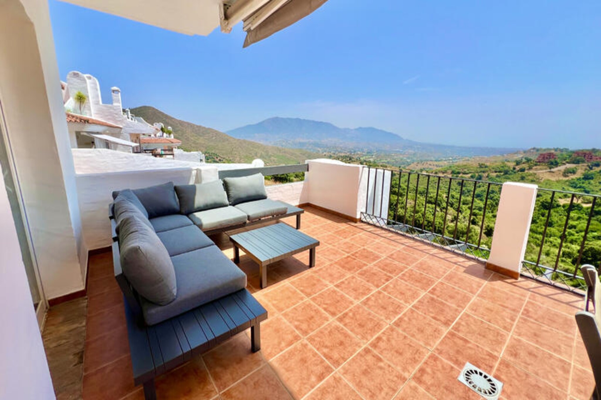 Apartment in Ojén with Infinity Pool Views