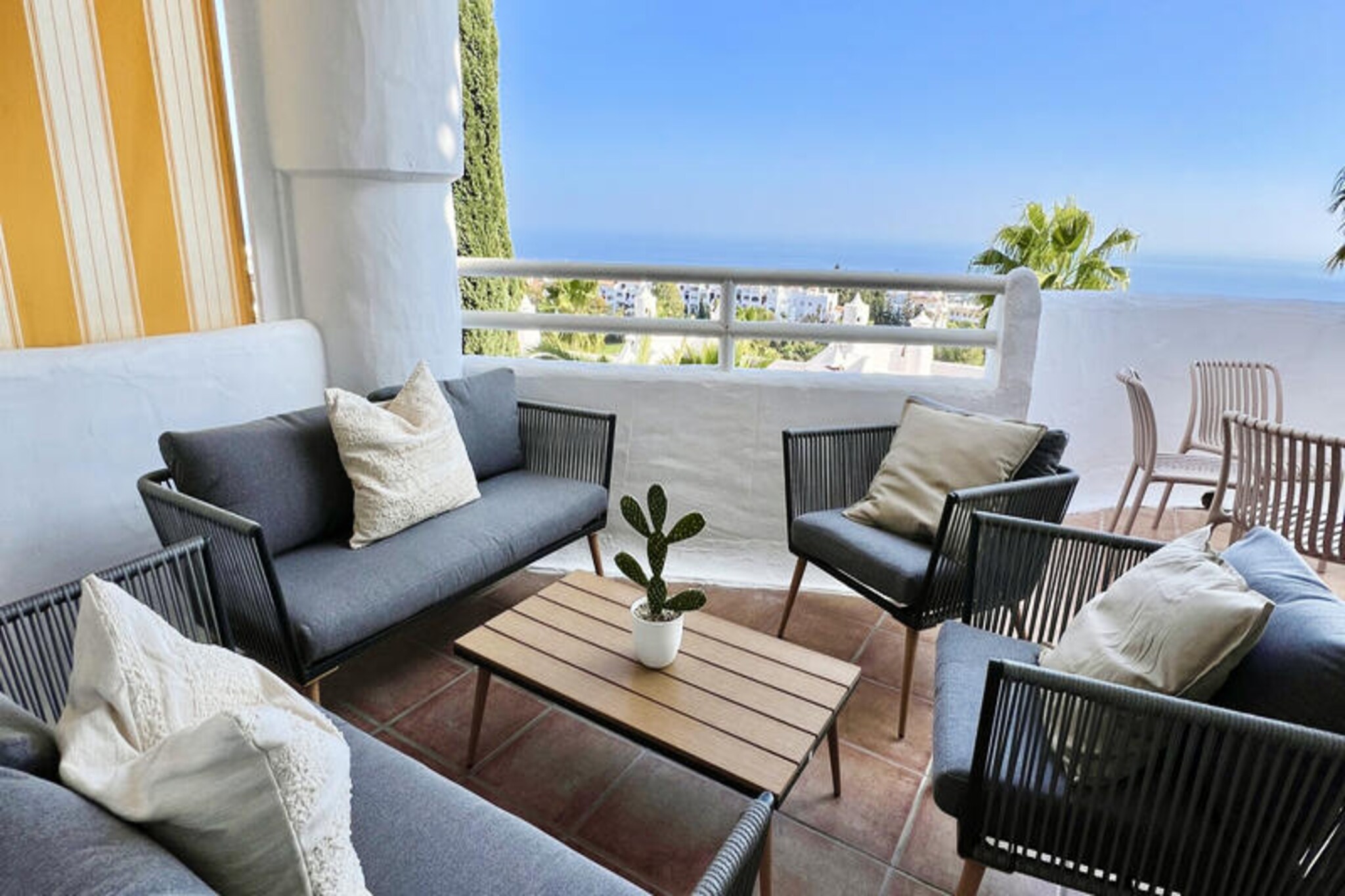 This bright and welcoming 2-bedroom holiday apartment is located in the "El Puente" complex on the hillside of Calahonda. The complex offers a large pool area with two pools, including one for children. It is just 300 meters from a bar and restaurant and 3 km from all of Calahonda's amenities, including other restaurants, bars, supermarkets, a golf course, a tennis club, and the beach. There is a bus service that connects the Calahonda communities to the coastal road and shops from Monday to Friday.
The apartment is spread over one floor and is accessed via a few stairs. It was completely renovated in 2024 and decorated in a sophisticated yet comfortable style. The dining room and living room lead directly to the large terrace, offering a seating and dining area, with breathtaking views of the coast and the Mediterranean. The two bedrooms and two bathrooms will comfortably accommodate four people in this charming apartment. Marbella is easily accessible in 15 minutes or less via the toll motorway. The ideal base for exploring the Costa del Sol!

Please note that for your convenience, we provide a WELCOME PACK OF BEGINNINGS with mini doses of shampoo, shower gel, soap, and one roll of toilet paper per bathroom, as well as some coffee and dishwasher capsules. These will NOT be replenished during your stay!

We cannot be held responsible for pool closures by the condominium or regional decision due to water restrictions implemented during drought periods.

Additional services to be paid on site:
Refundable deposit of €300.00 per reservation

Shared pool - Open