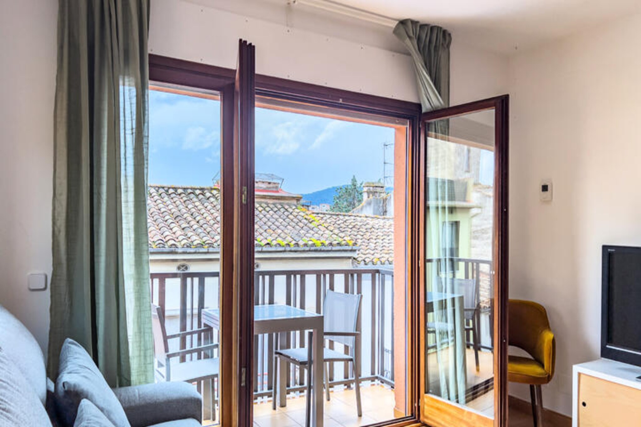 In the heart of Banyoles, where history and nature intertwine, Apartment Jacint offers a welcoming retreat just moments from the shimmering waters of Lake Banyoles. Imagine starting your day with a leisurely stroll to the lake, soaking in the serene atmosphere, or wandering through the charming old town, rich with Catalan heritage and vibrant local life. This apartment is perfectly situated to immerse yourself in the beauty and culture of this picturesque town. \n\nStep inside and discover a thoughtfully designed space that combines comfort and functionality. The apartment boasts three cozy bedrooms, including one with a double bed, one with two single beds, and another with a trundle bed, ensuring ample space for families or groups. The living room invites relaxation with its piano and large TV equipped with Chromecast, while the balcony provides a tranquil spot for morning coffee or evening conversations. A fully equipped kitchen and dining area make it easy to prepare meals, complemented by modern amenities such as a washing machine and drying terrace. Two bathrooms, one with a bathtub and the other with a walk-in shower, add convenience to your stay. \n\nBeyond the apartment, Banyoles beckons with its enchanting lake, the largest natural lake in Catalonia, surrounded by scenic trails perfect for walking or cycling. Sports enthusiasts will delight in the rowing, kayaking, and swimming opportunities, while the lakeside promenade offers delightful bars and restaurants with stunning views. The old town, just a short walk away, is a treasure trove of history, architecture, and local flavors, hosting cultural events throughout the year. \n\nWhether you’re seeking relaxation, adventure, or a taste of authentic Catalonia, Apartment Jacint is your gateway to unforgettable experiences. Book your stay today and let Banyoles captivate you with its charm and beauty.